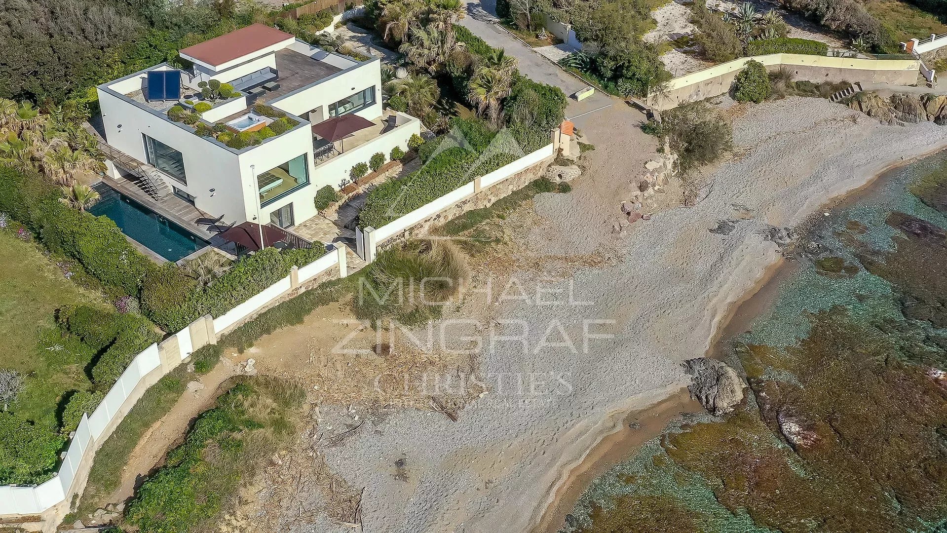 Nahe Cannes - Moderne Villa mit den Füßen im Wasser