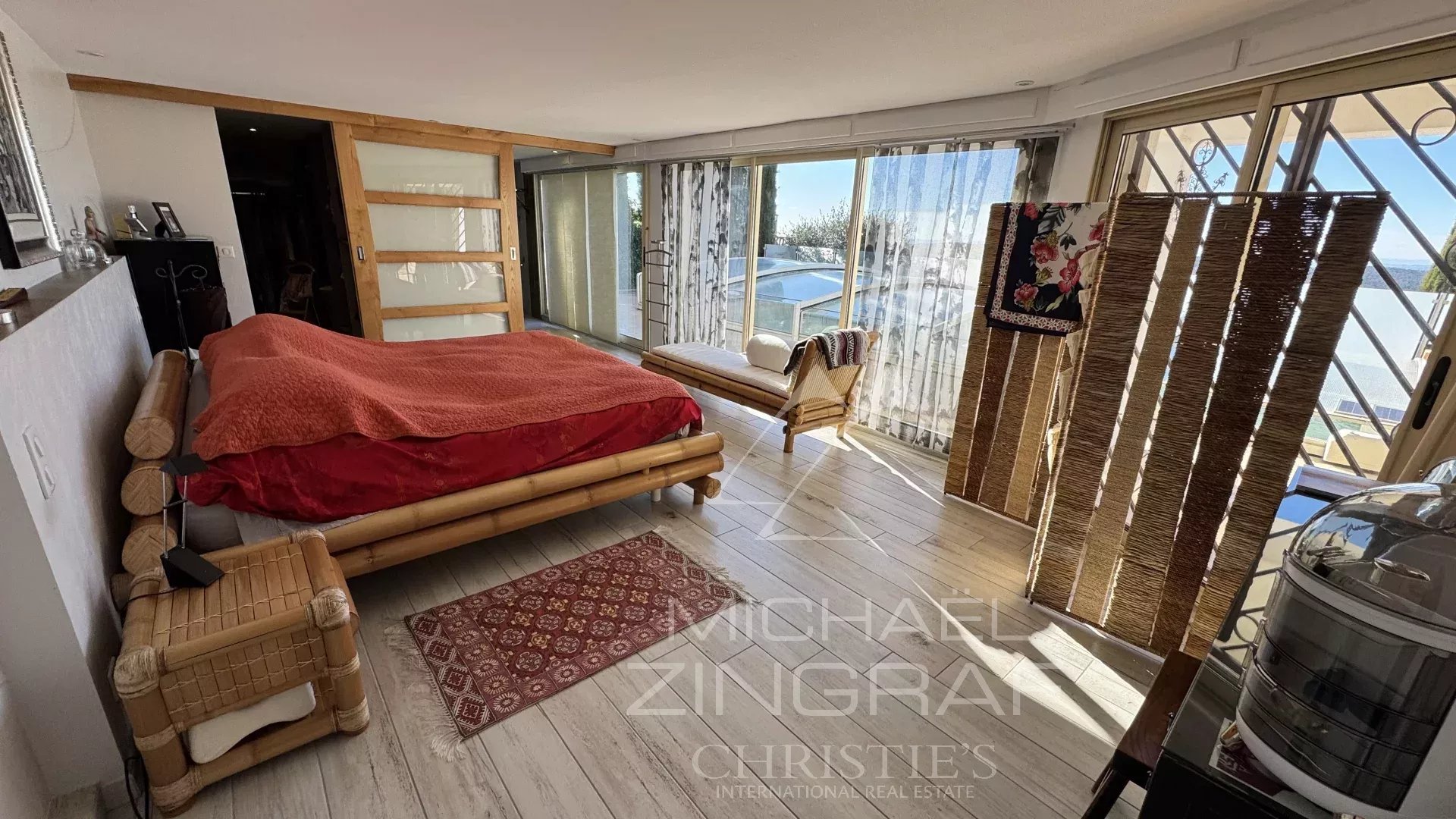 Élégante villa contemporaine en position dominante – Vue mer à l'horizon