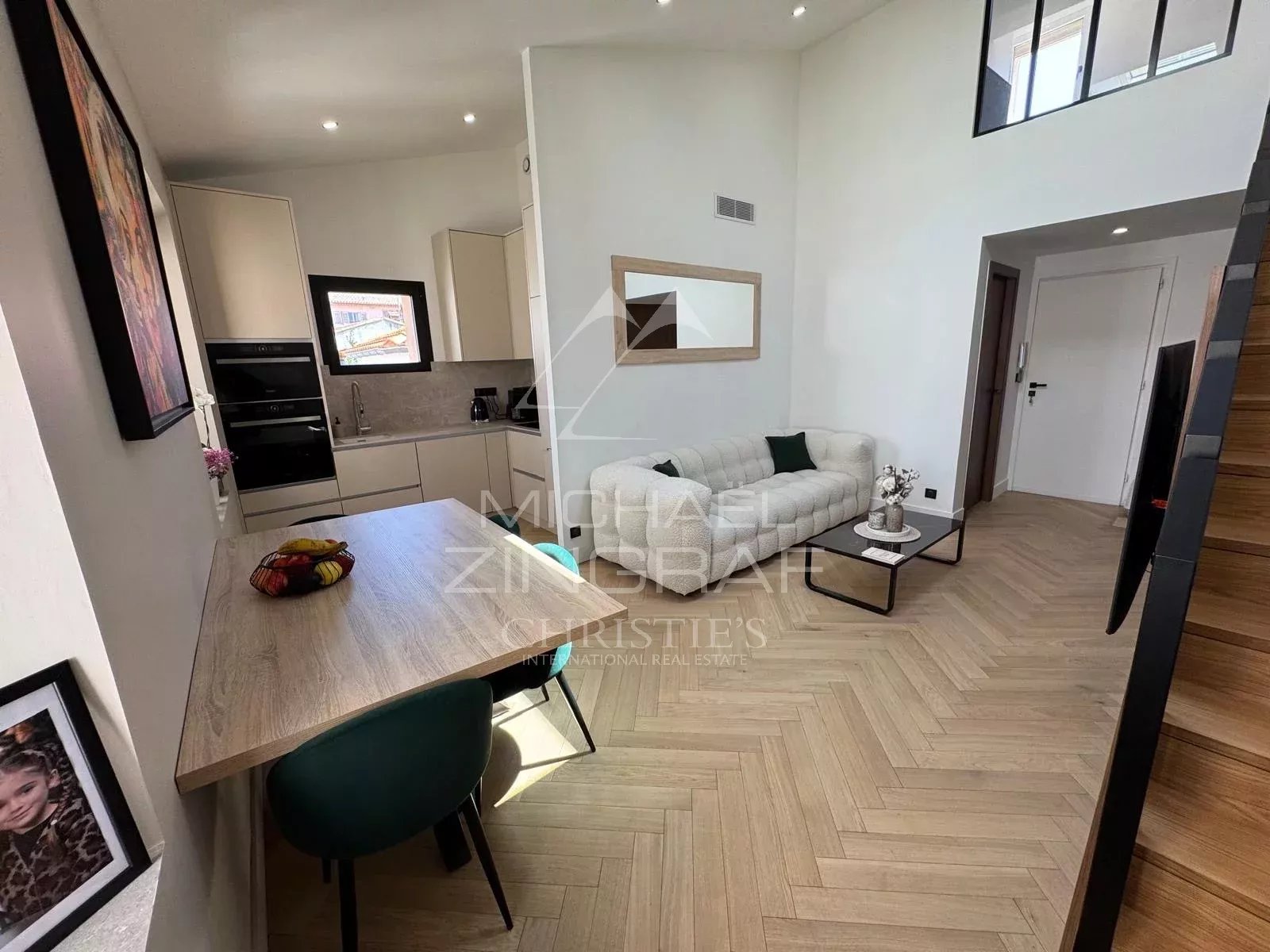 Antibes Vieille Ville – Duplex d’Exception en Dernier Étage