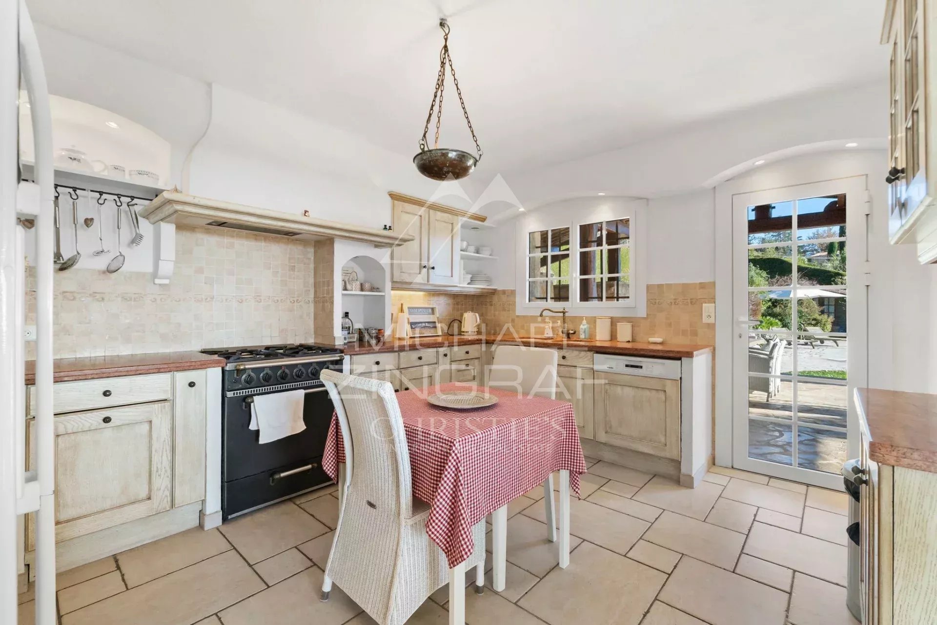 Panoramablick auf Meer und Berge