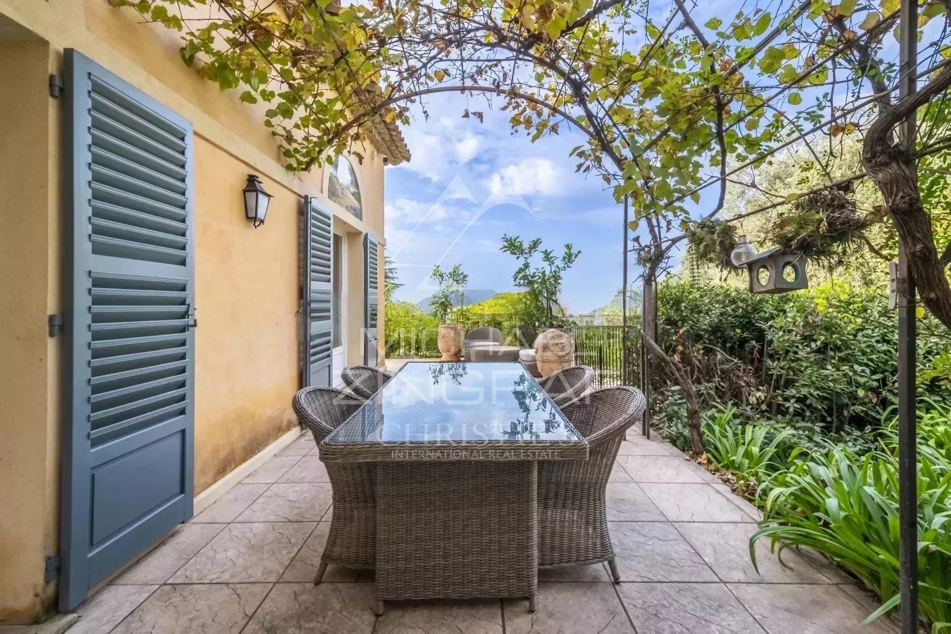 Élégante villa avec vue panoramique et calme absolu proche de Saint-Paul-de-Vence