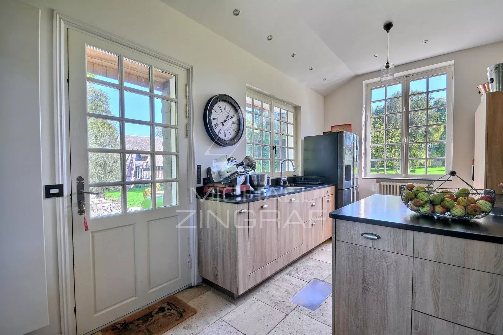 Manoir et dépendances a proximité de la mer