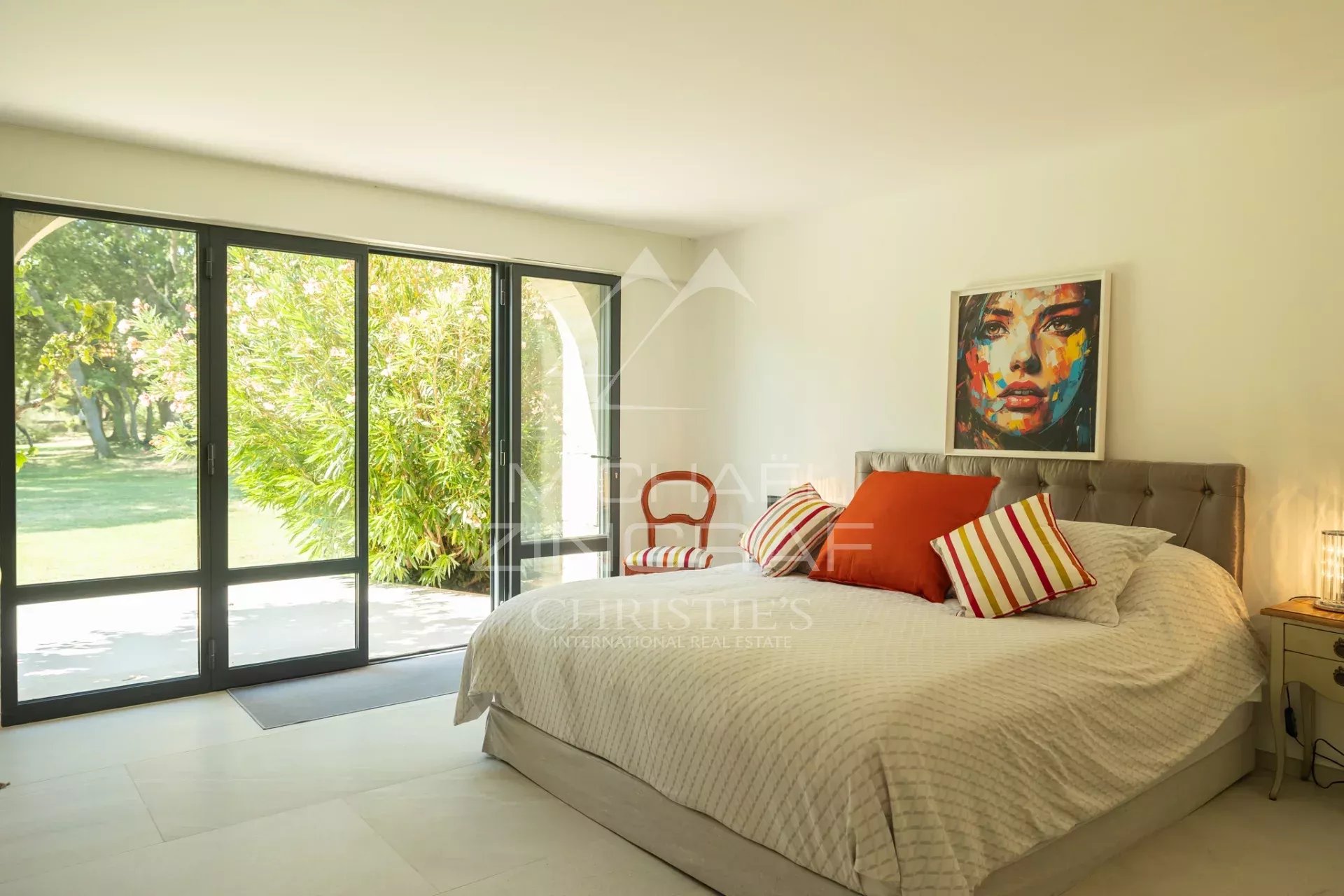 Außergewöhnliches Anwesen in der Nähe von L’Isle-sur-la-Sorgue, inmitten eines 15 Hektar großen, umzäunten Parks mit Baumbestand