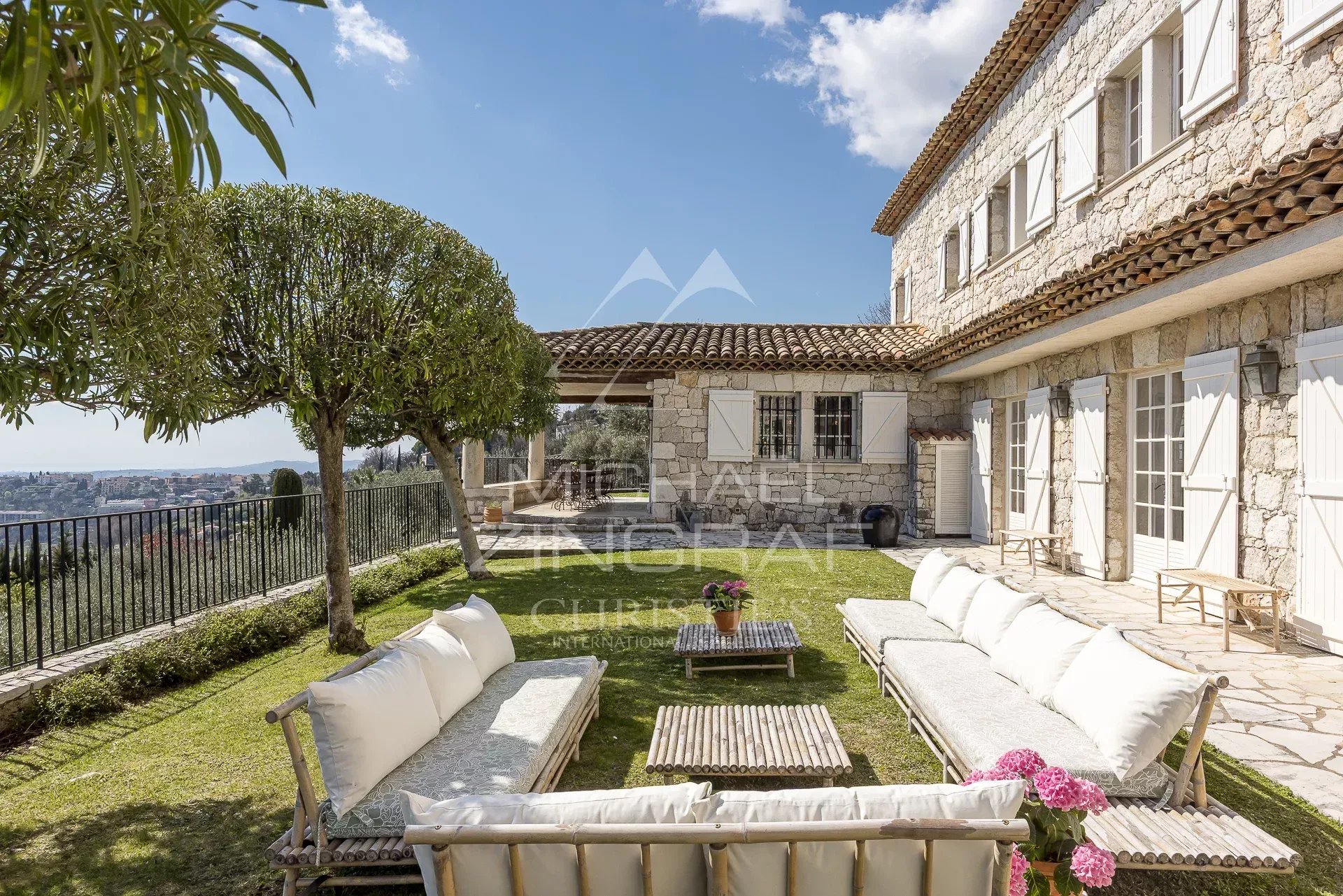 Charmante Villa mit Steinfassade und Panoramablick