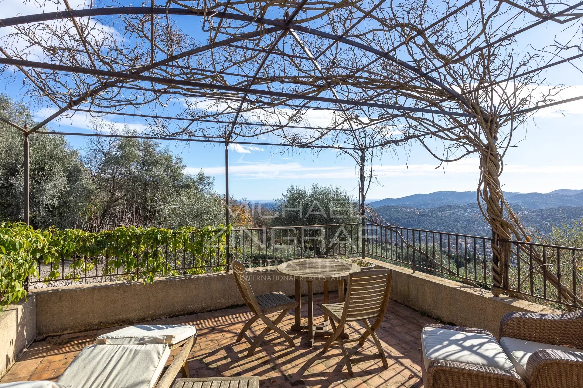 Elegante  Villa position dominante avec vue mer et oliveraie