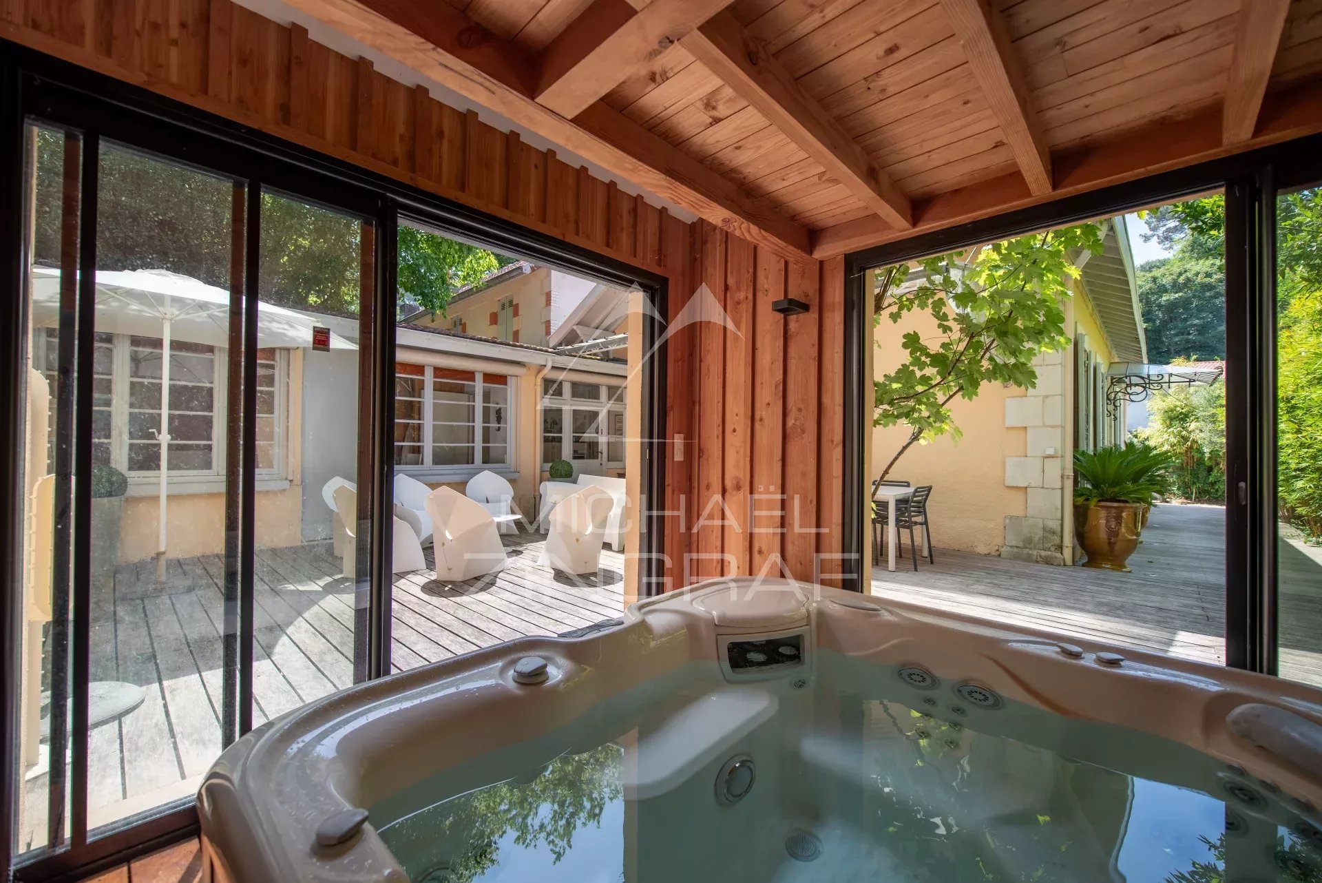 Character house in the heart of Arcachon - sought-after neighborhood in a confidential setting