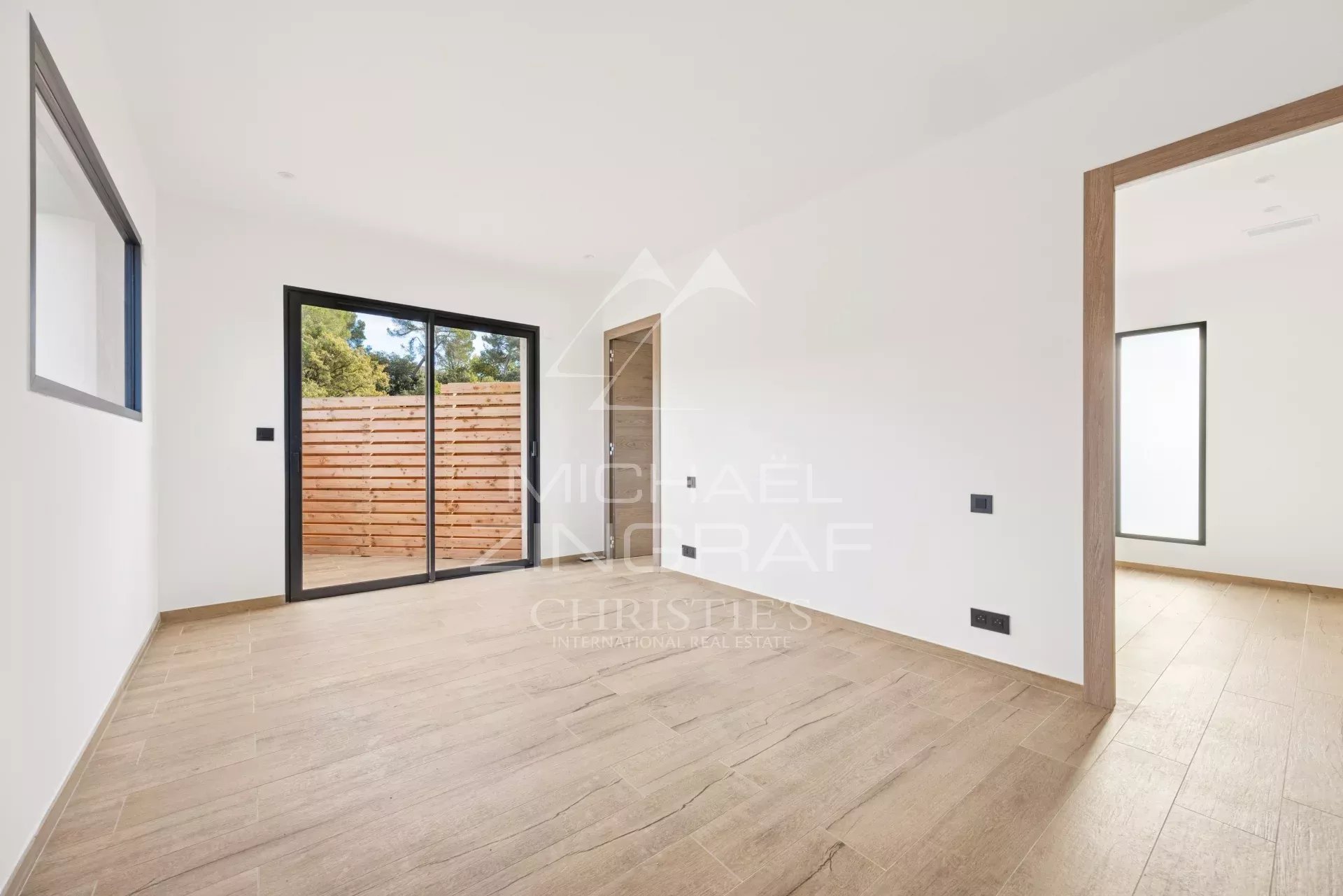 Villa contemporaine dans un domaine fermé de 3 villas