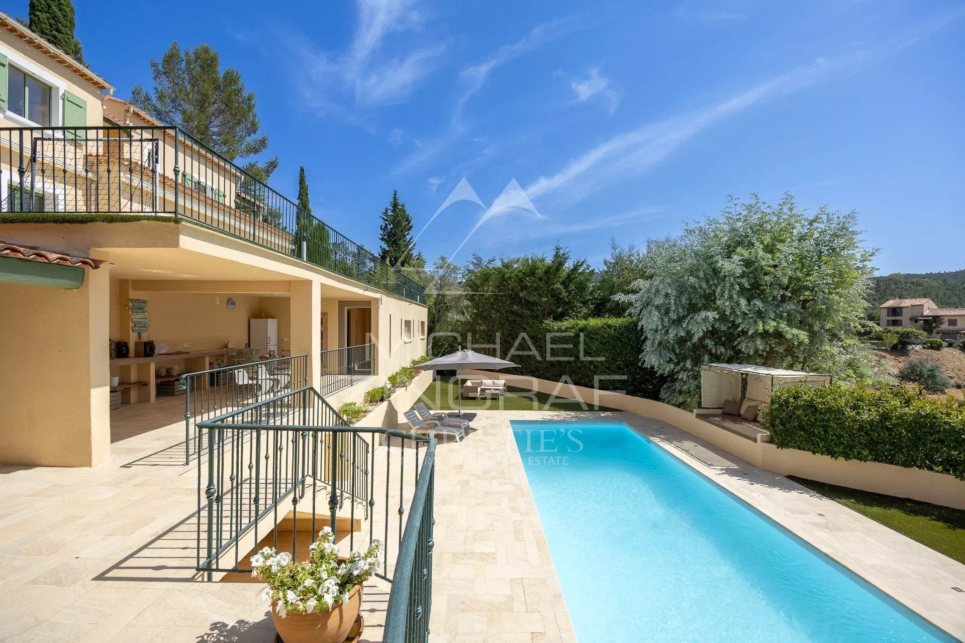 Zeitgenössische Villa mit unverbaubarem Panoramablick