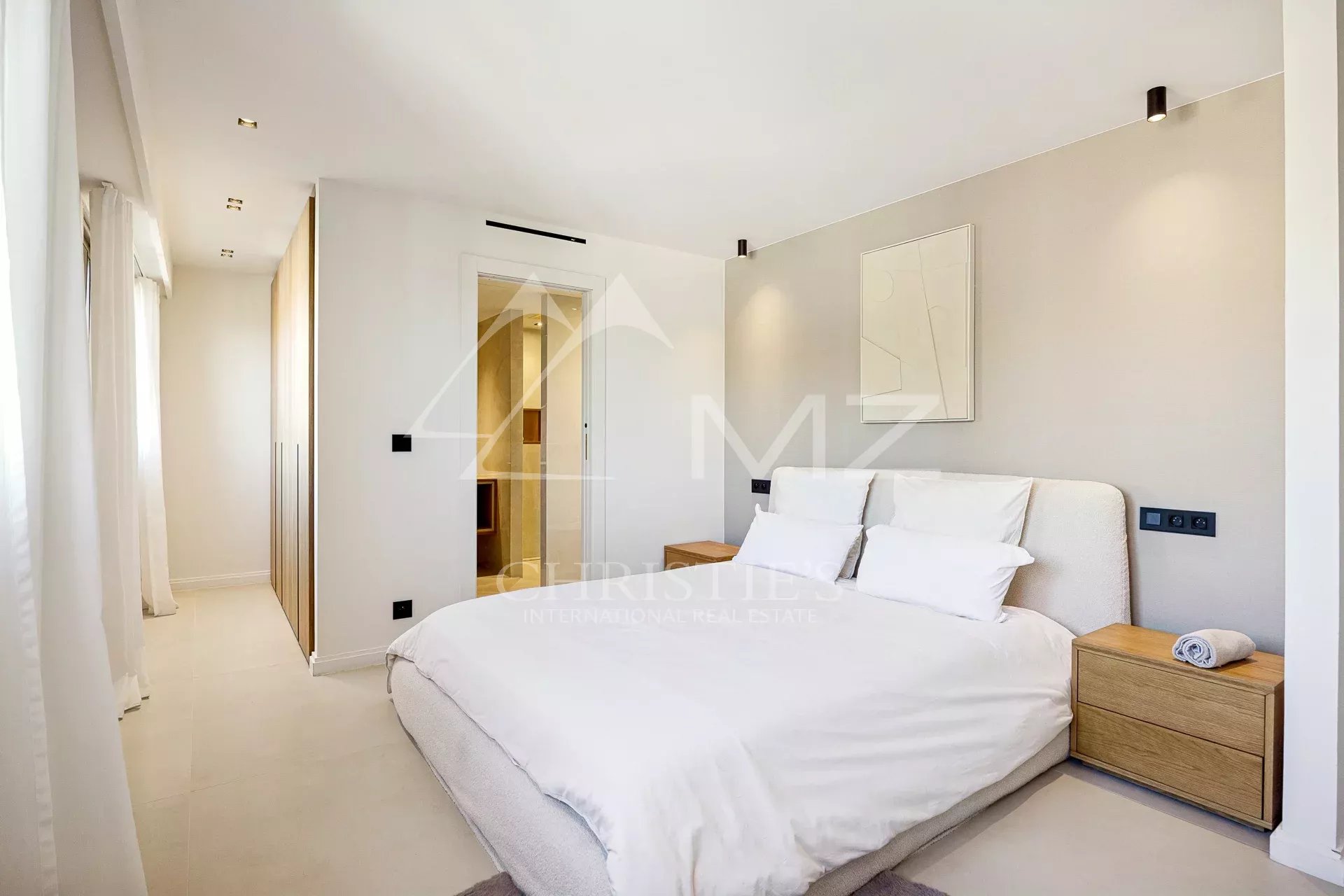 Discover this exceptional property located on the hills of residential Cannet