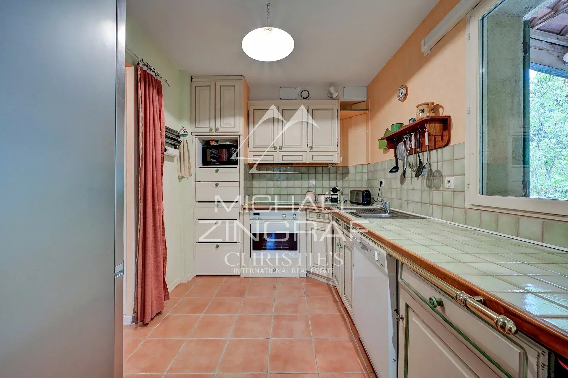 A 14 km d'Aix en Provence, maison familiale avec deux logements, oliveraie