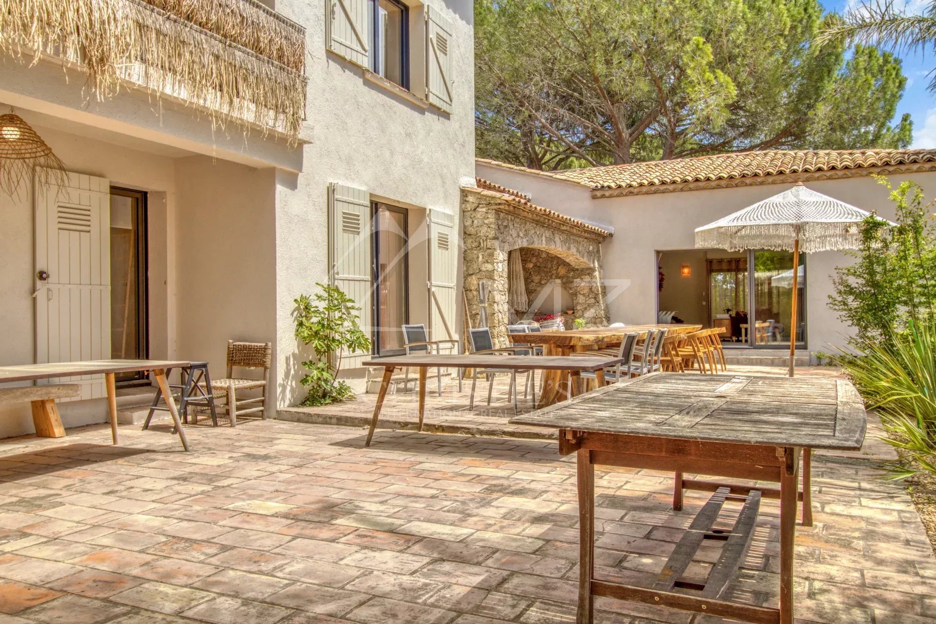 VILLA DE CARACTERE - VUE SUR LE CHATEAU DE GRIMAUD