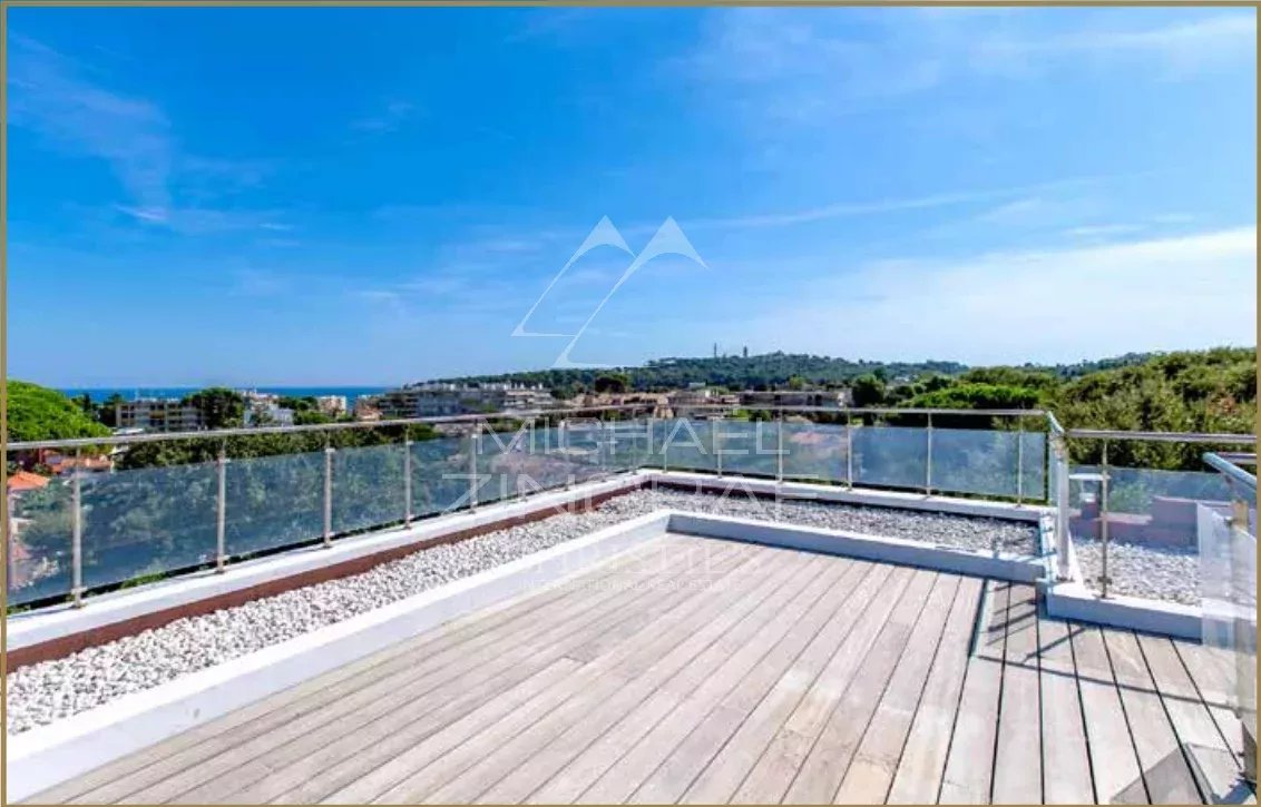 SPLENDID RENOVATED CONTEMPORARY VILLA OF 320 SQM LOCATED IN A PRIVATE ESTATE