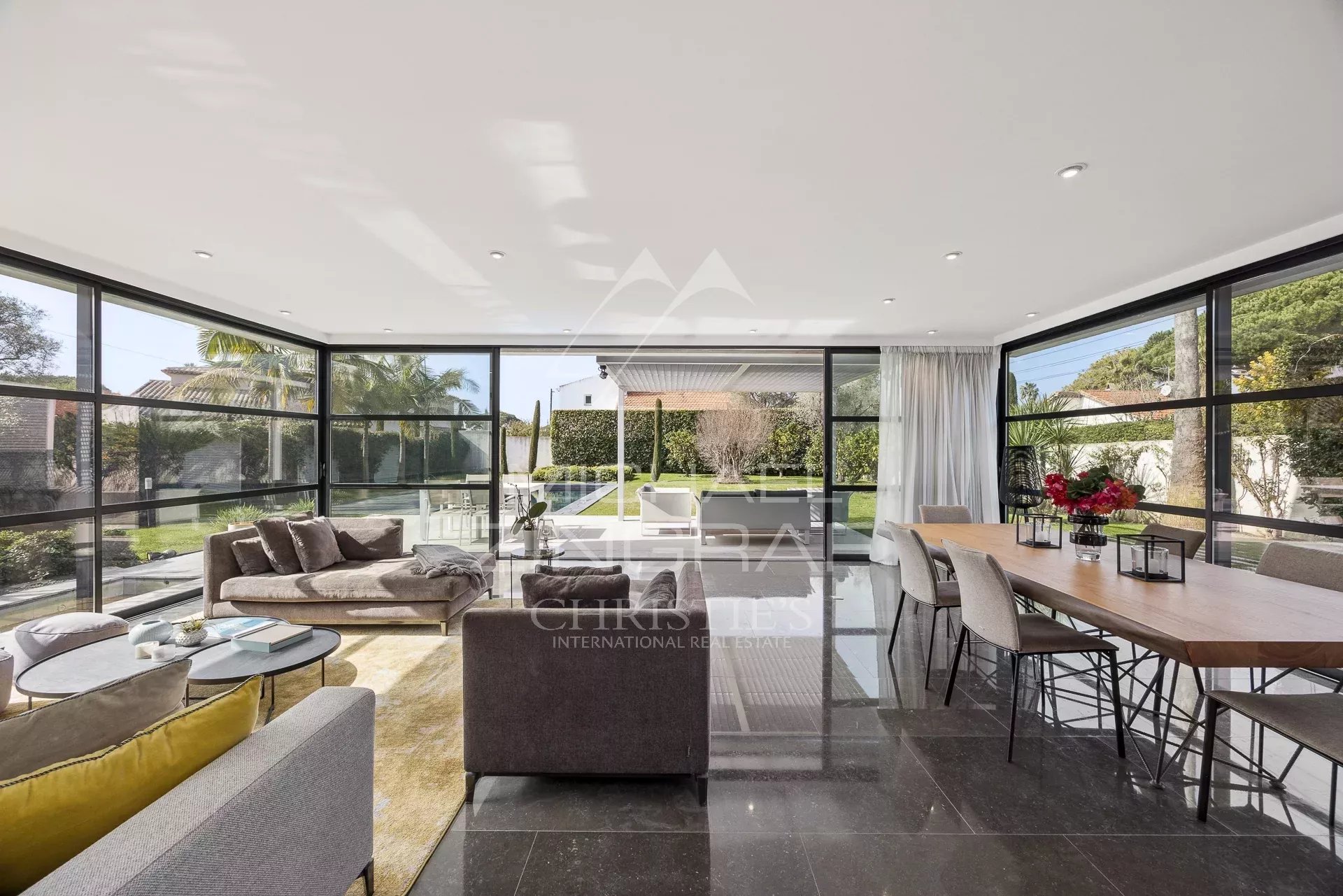 Exclusivité Cap d’Antibes - Versant Ouest - Villa contemporaine d’exception à proximité immédiate des plages