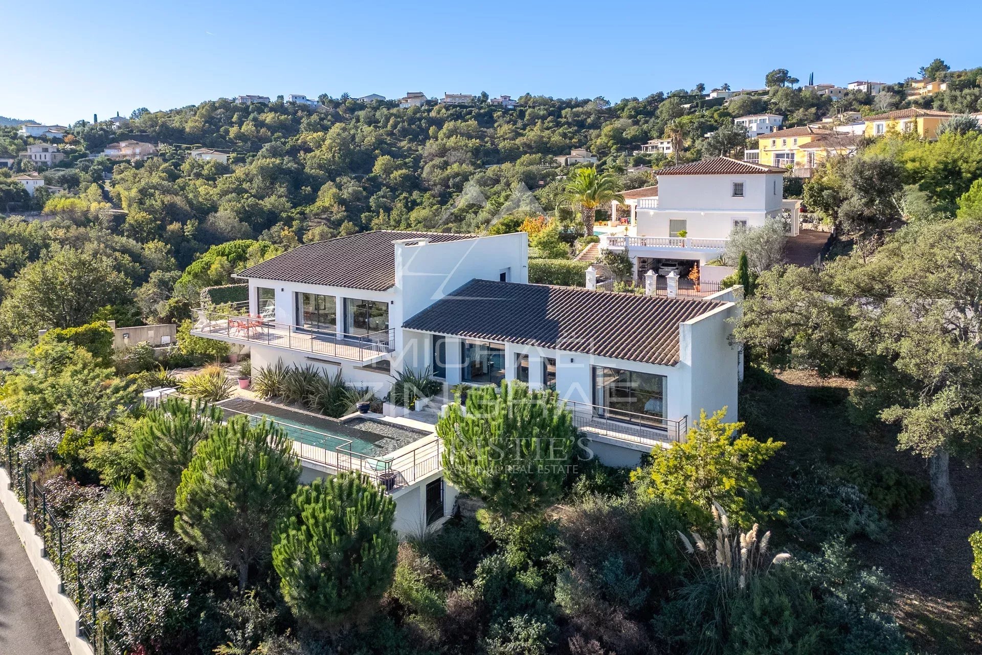 CONTEMPORARY PROPERTY IN THE HEART OF A PRIVATE ESTATE