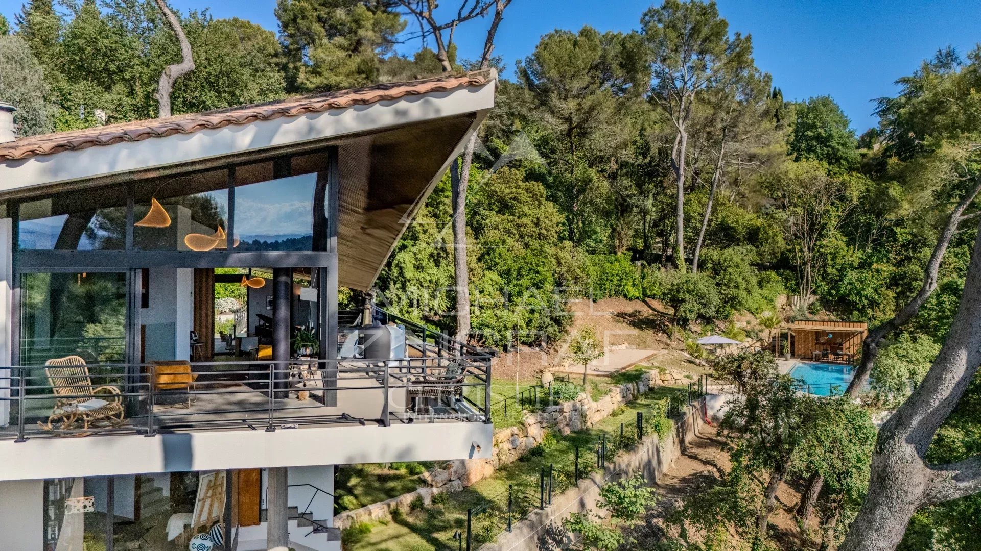 Mougins - Villa d'architecte située dans un domaine privé aux portes de Cannes