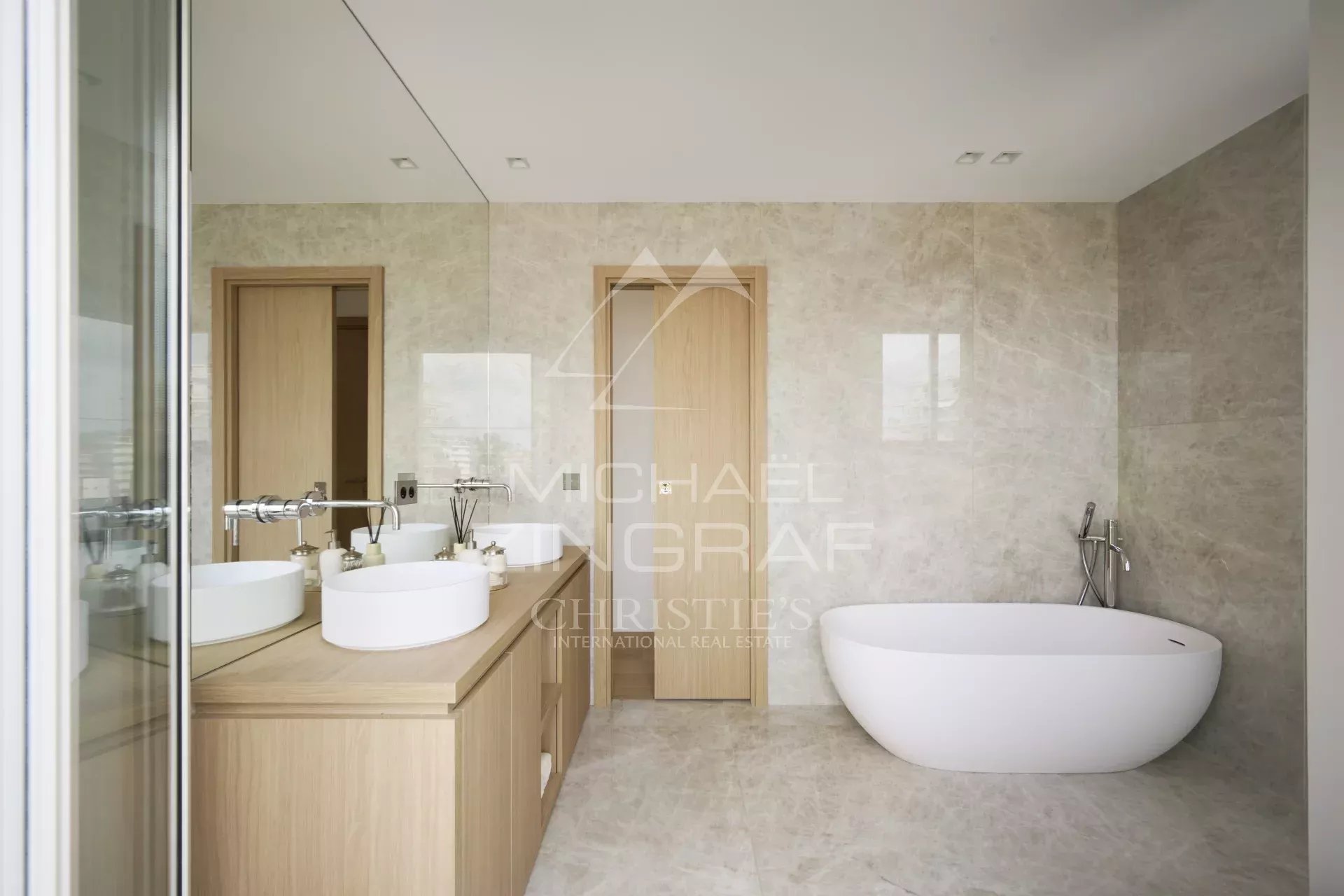 Cannes - Croisette - Outstanding 2-bedroom apartment