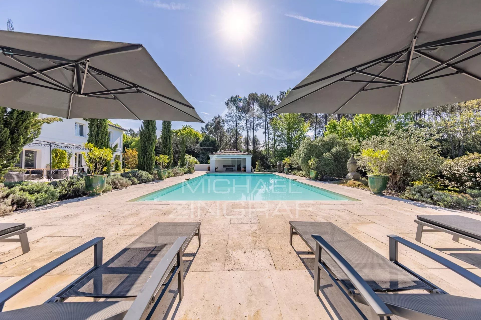 n Mimizan, on the edge of the forest, a unique property