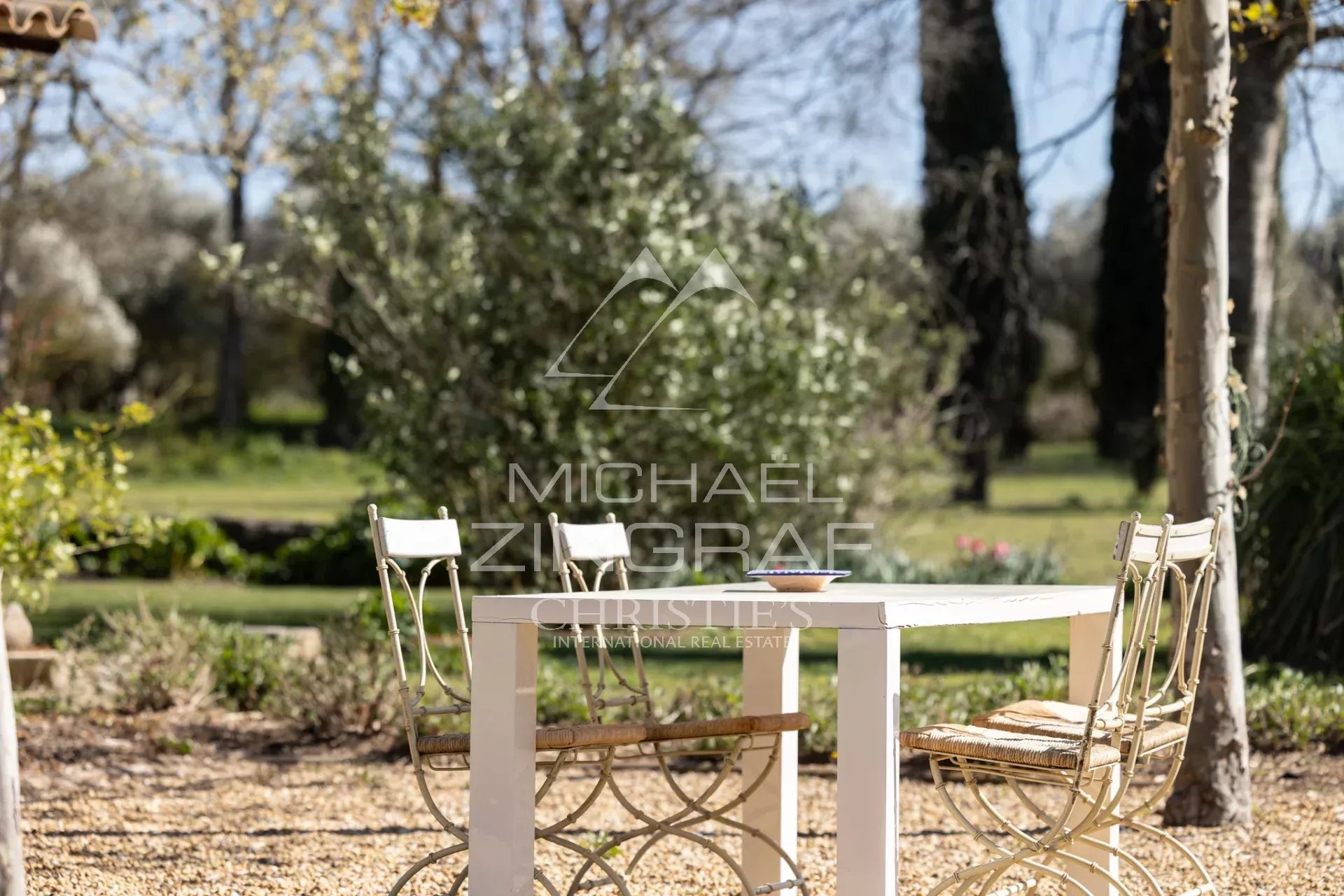 Mas provençal en pierre entouré d'oliviers