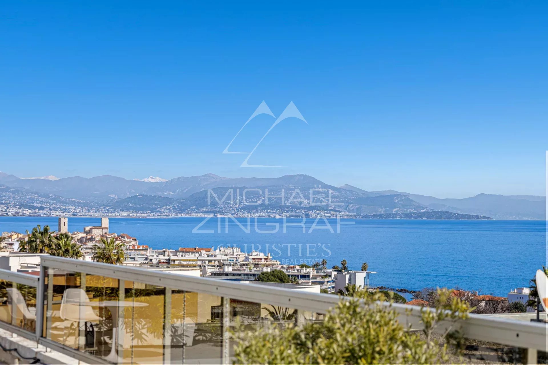 JUAN-LES-PINS – Rostagne : Villa sur le toit avec vue mer panoramique
