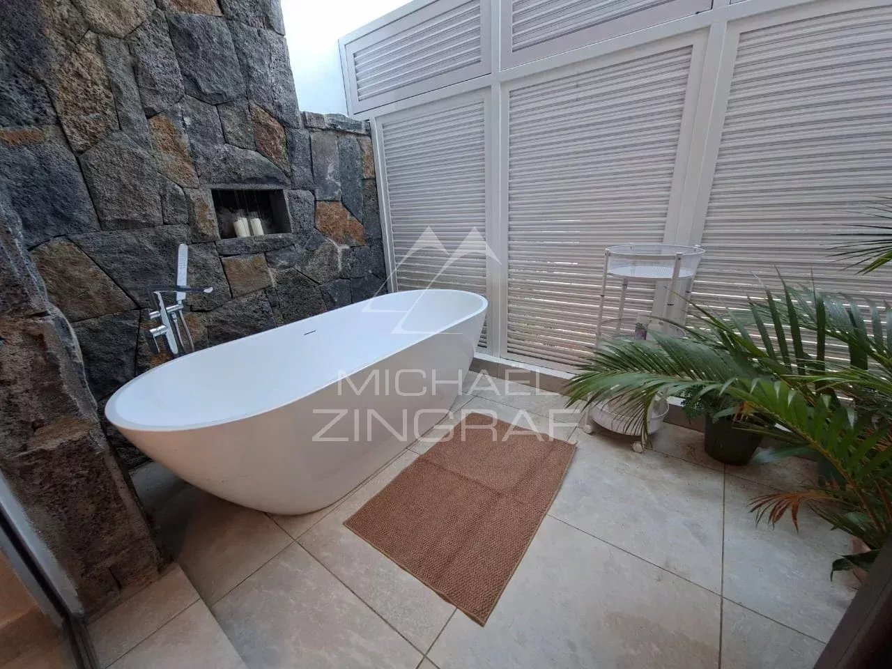 Beachfront Apartment with Panoramic Ocean Views – Pointe aux Canonniers