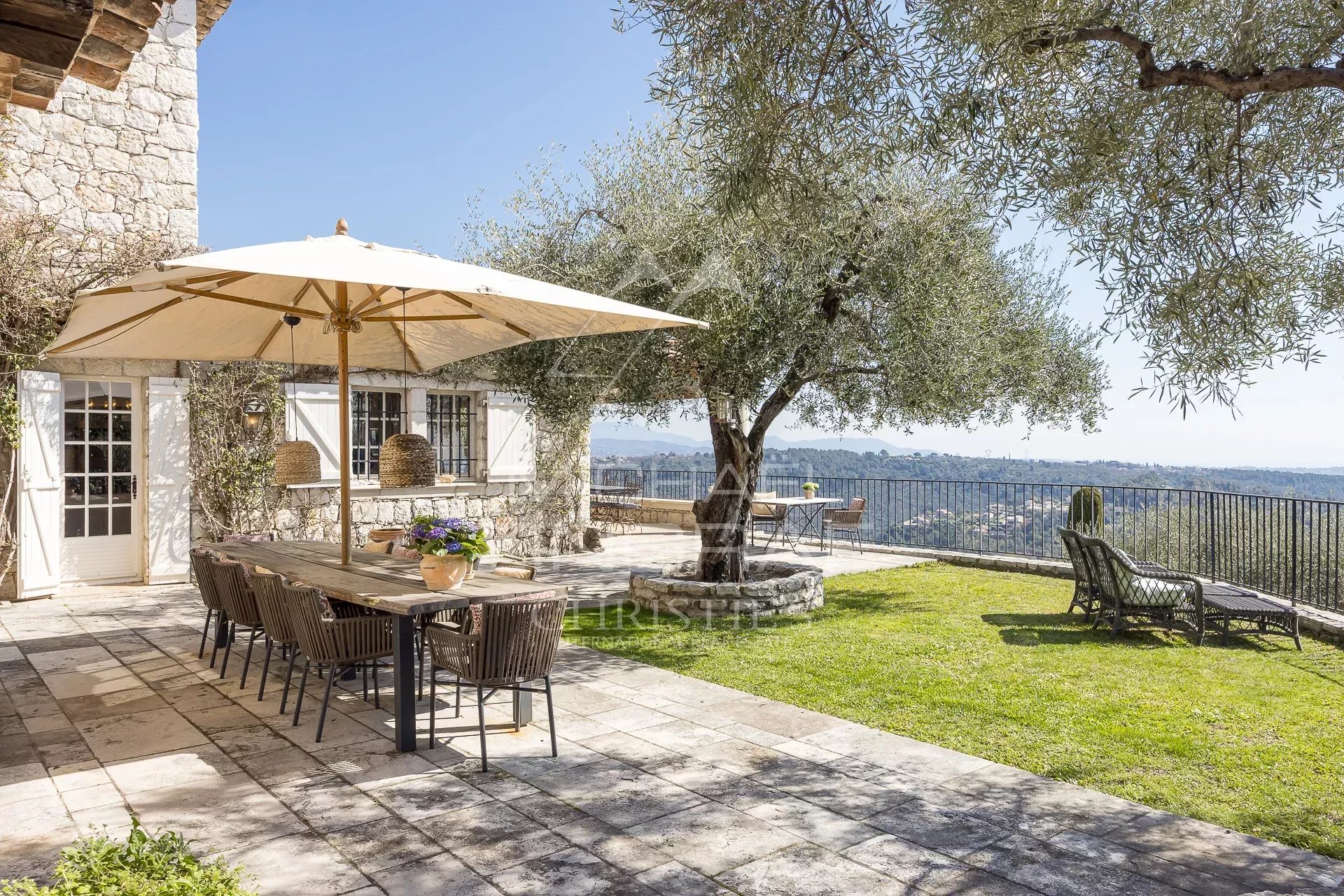 Charmante Villa mit Steinfassade und Panoramablick