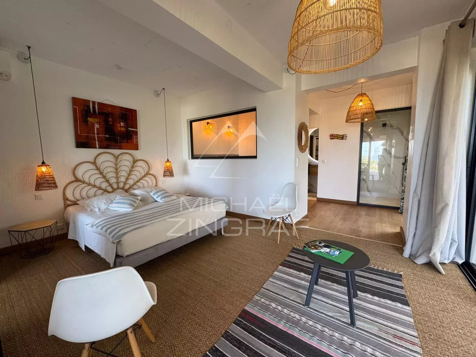 Prestigevilla mit unabhängigen Studios und außergewöhnlichem Ausblick