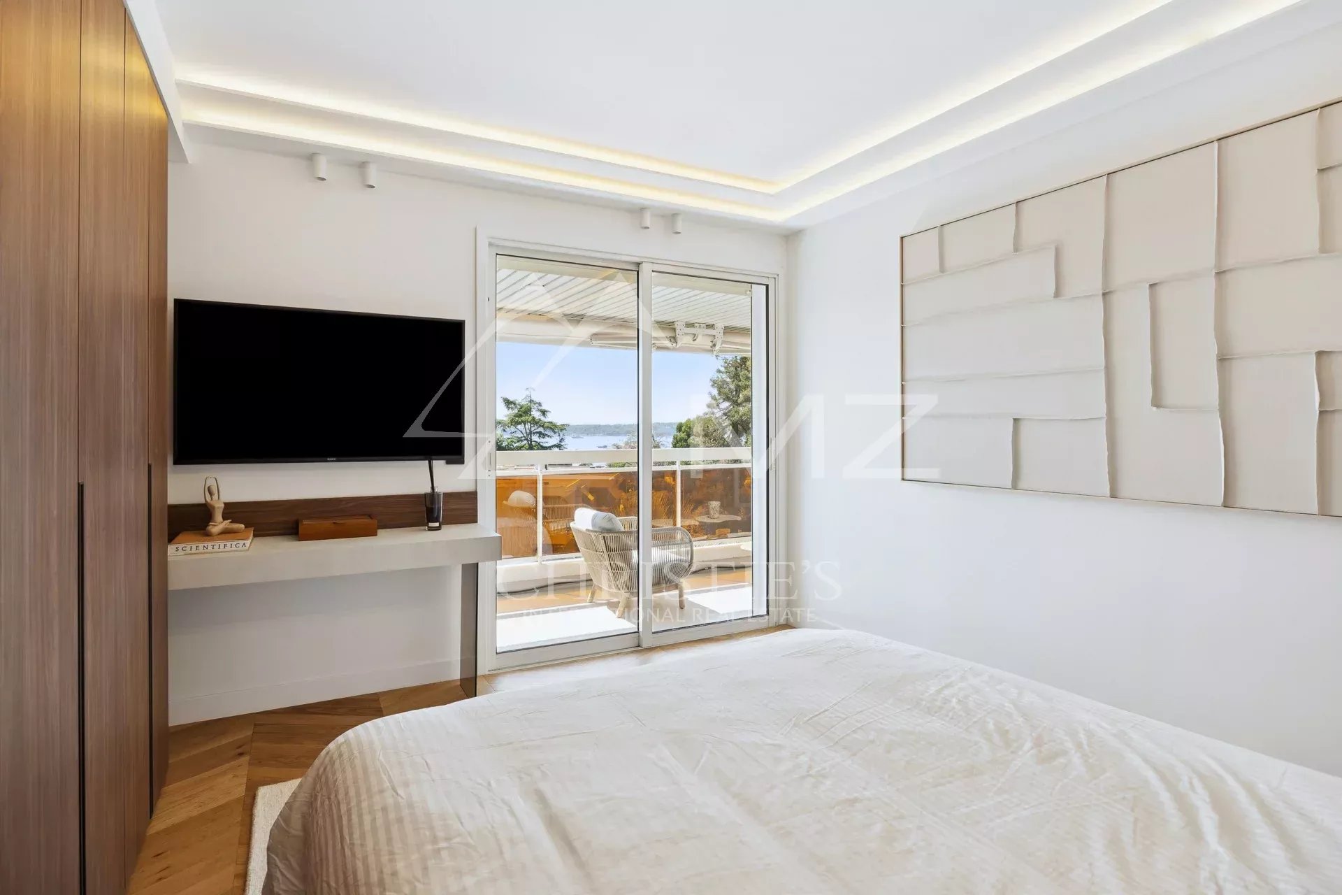 Magnificent 4-bedroom contemporary top floor apartment