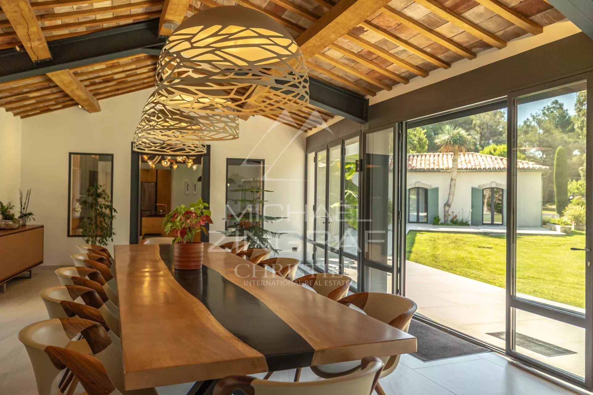 Außergewöhnliches Anwesen in der Nähe von L’Isle-sur-la-Sorgue, inmitten eines 15 Hektar großen, umzäunten Parks mit Baumbestand