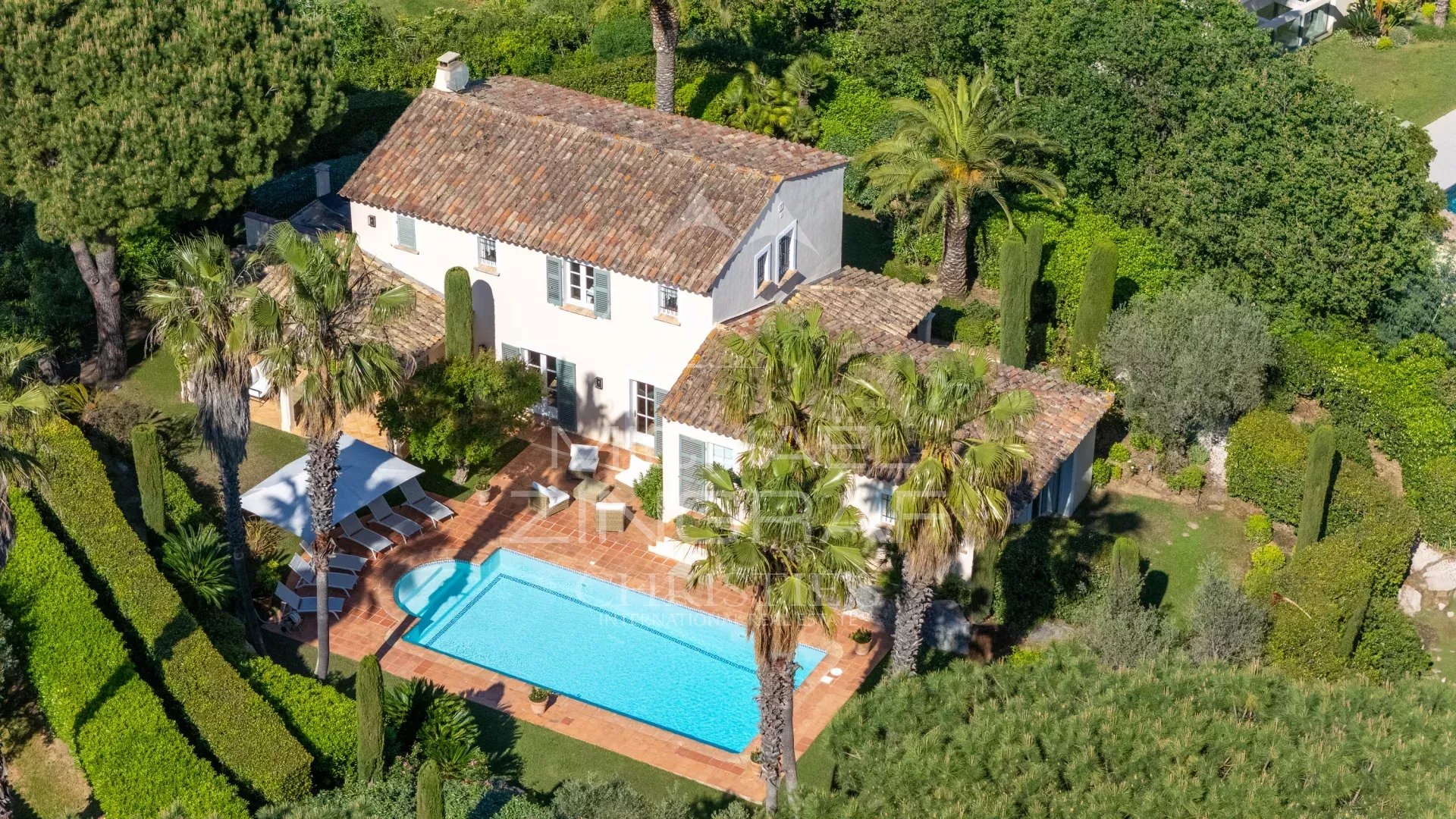 Nur einen Steinwurf von der Place des Lices entfernt – Elegante Immobilie in einem begehrten Privatgelände