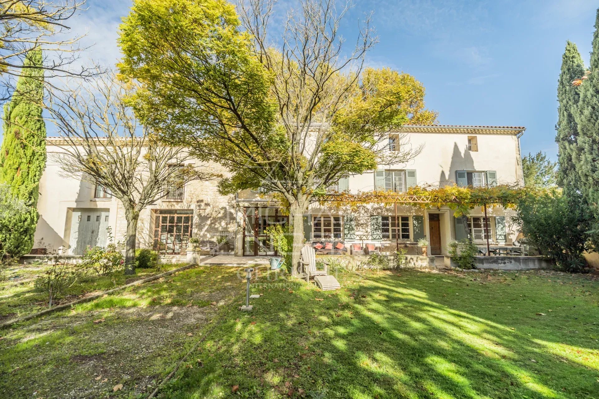 Exclusivité - Mas XIXème à 15 minutes à pied du centre-ville avec gîtes, grand garage et piscine