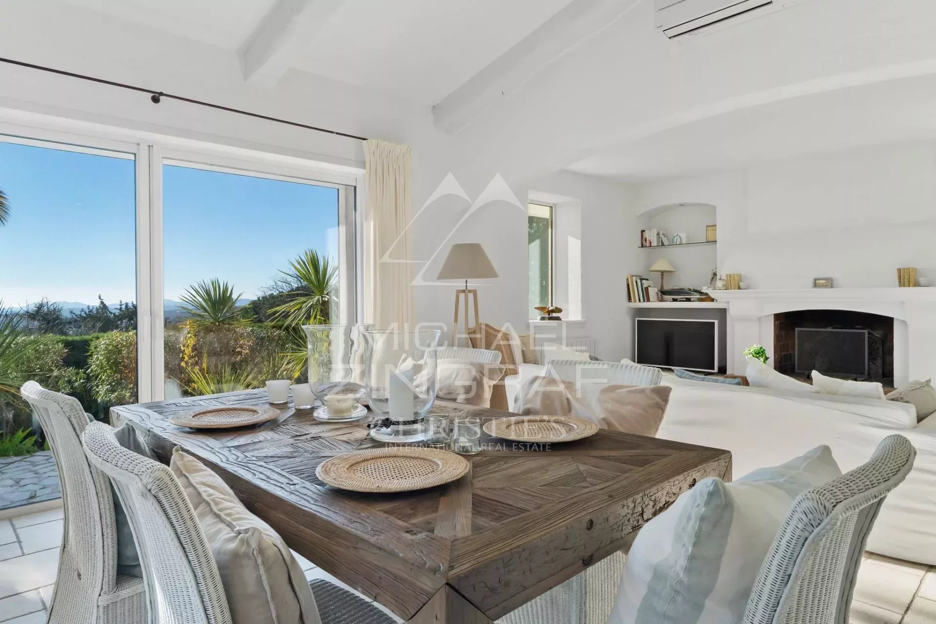 Panoramablick auf Meer und Berge