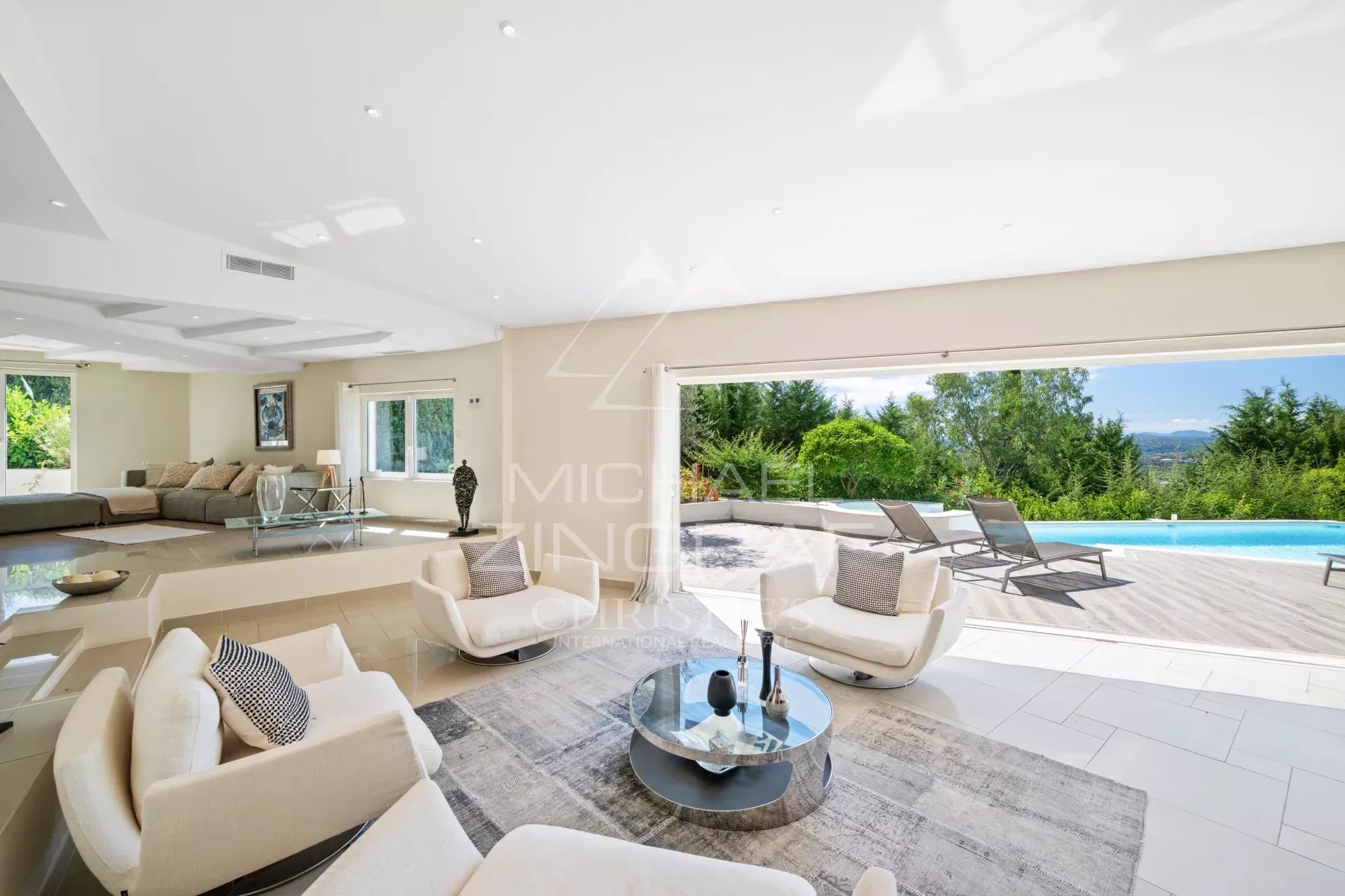 Close to Mougins - Spendid villa in gated domain