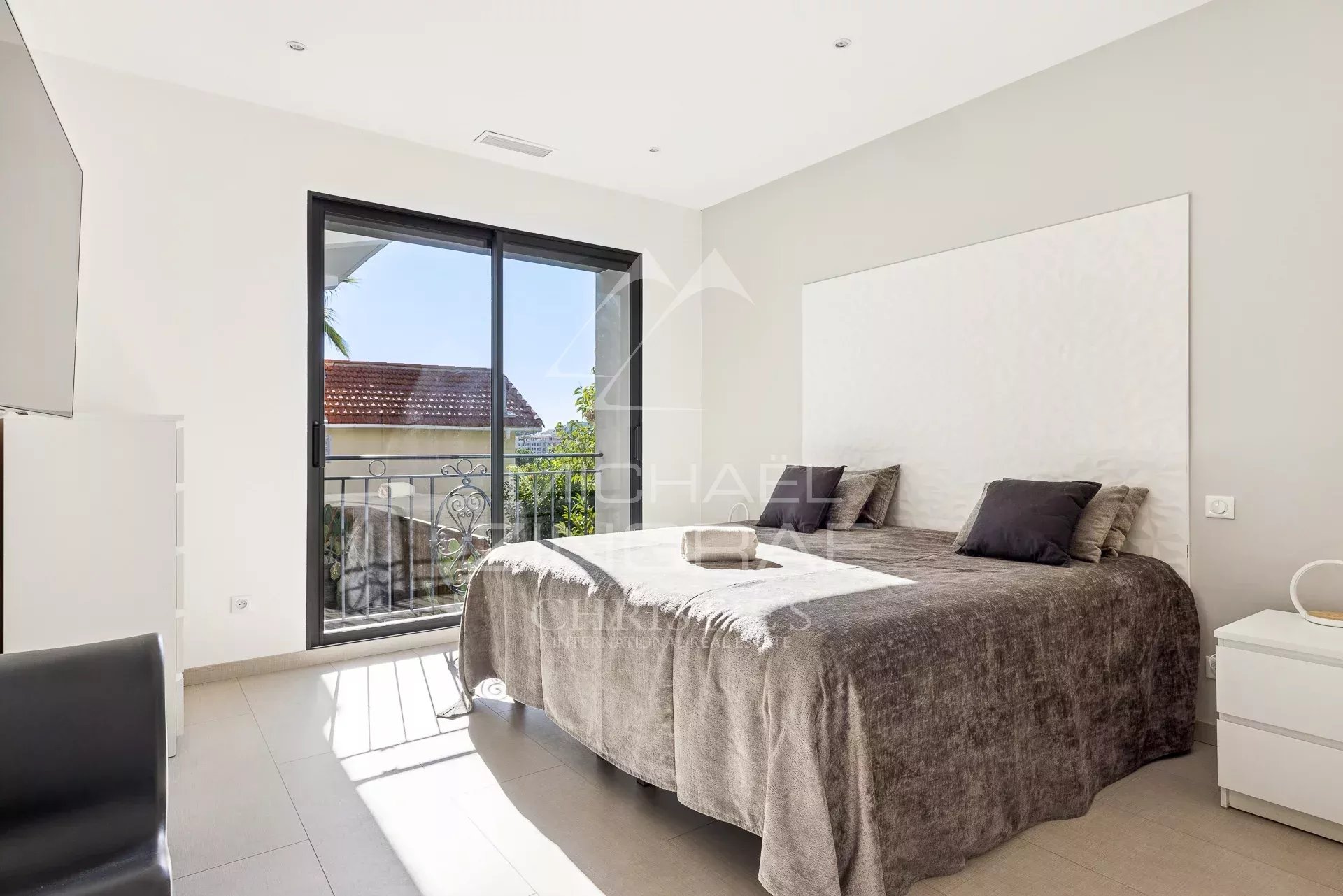 NAHE DEM ZENTRUM VON CANNES – RENOVIERTES BELLE-ÉPOQUE-STADTHAUS