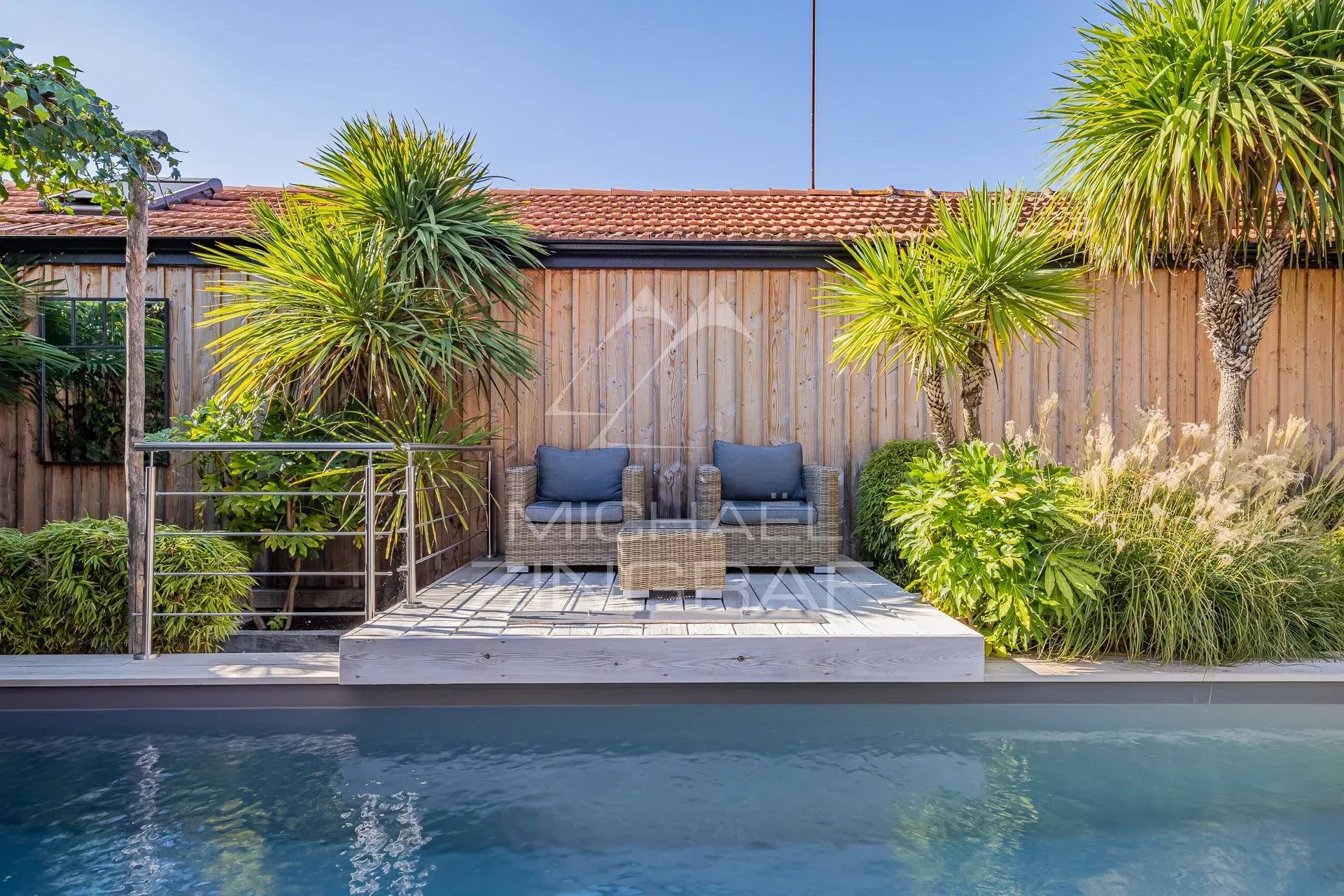 Grande maison contemporaine dans quartier calme