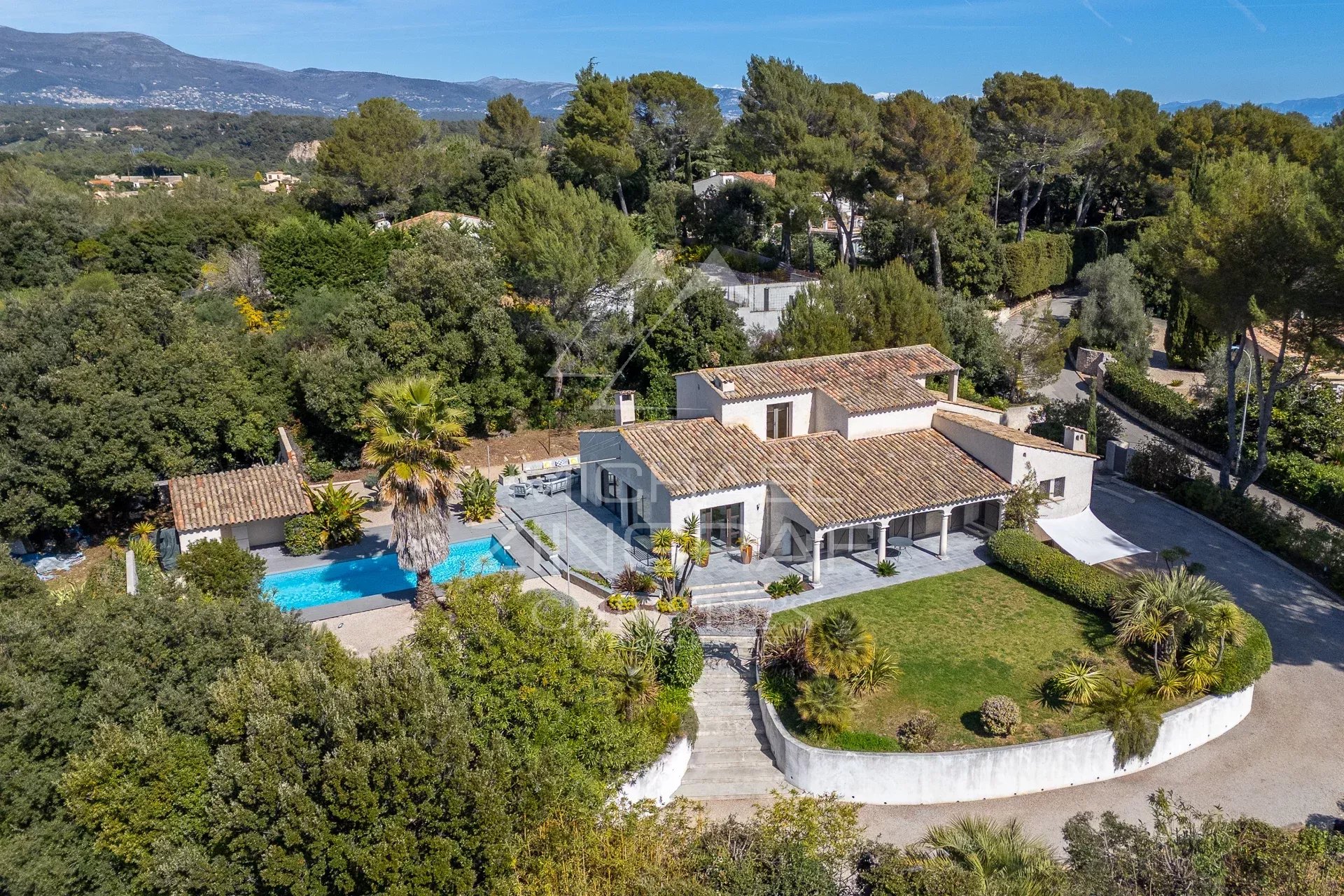 Renovierte Villa in Biot – Beliebte Lage, absolut ruhig, 5 Schlafzimmer, umfassende Ausstattung