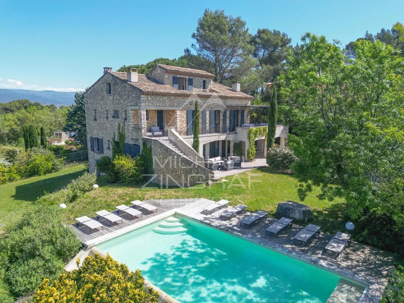 Roussillon - Superbe maison en pierre avec piscine et vues panoramiques exceptionnelles