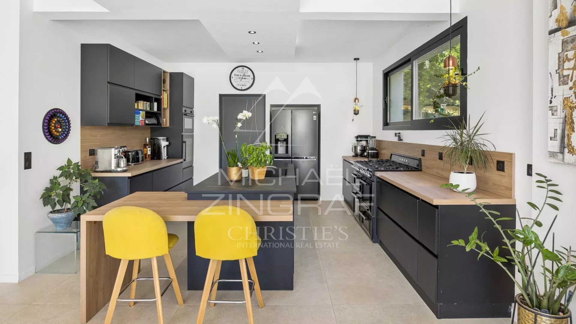 Élégante villa de style contemporain au calme absolu