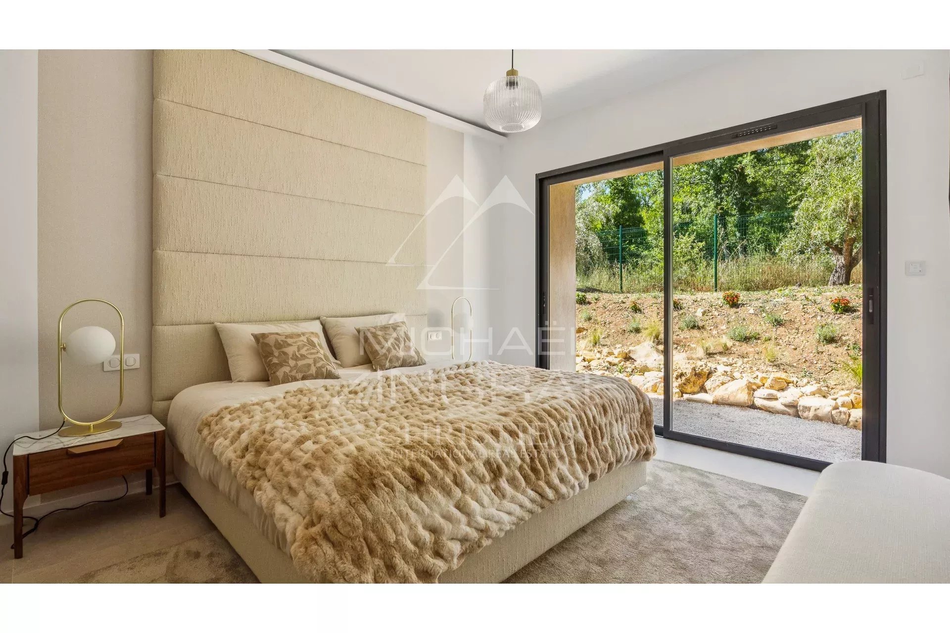 Villa Contemporaine Nichée dans un Écrin de Verdure