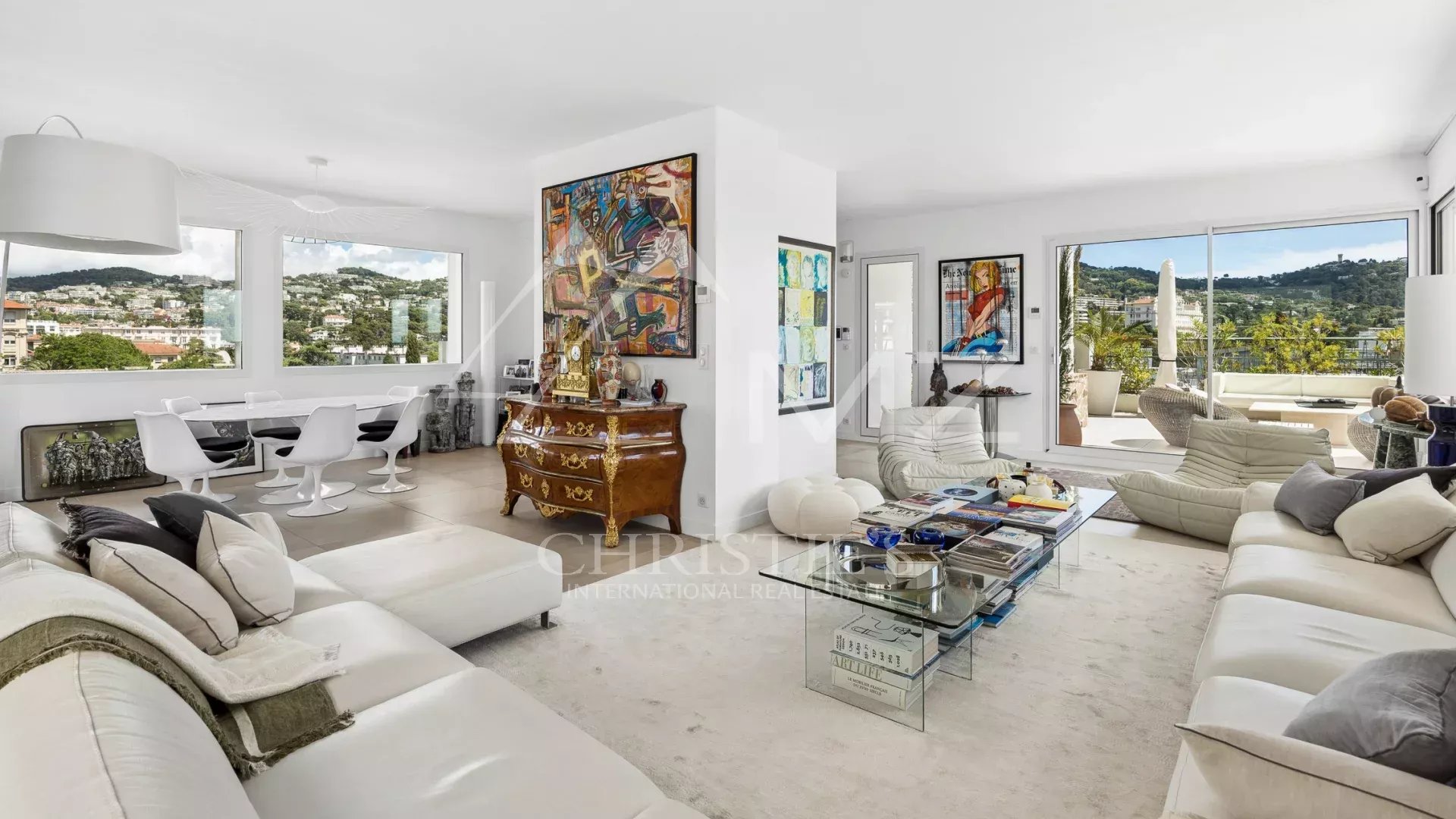 SOLE AGENT: 15 minutes walk from the city center, discover this exceptional roof villa