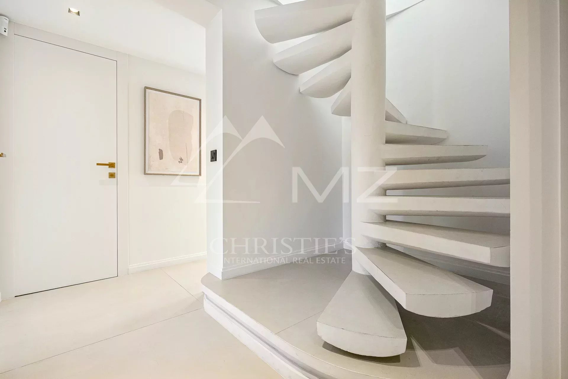 Discover this exceptional property located on the hills of residential Cannet