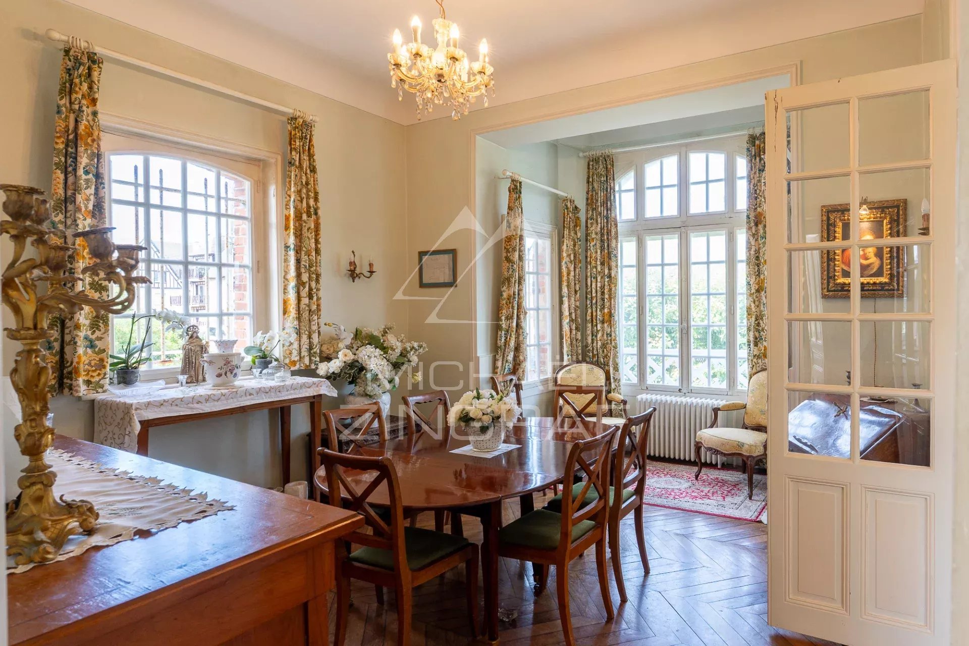 Villa anglo-normande avec piscine et dépendances