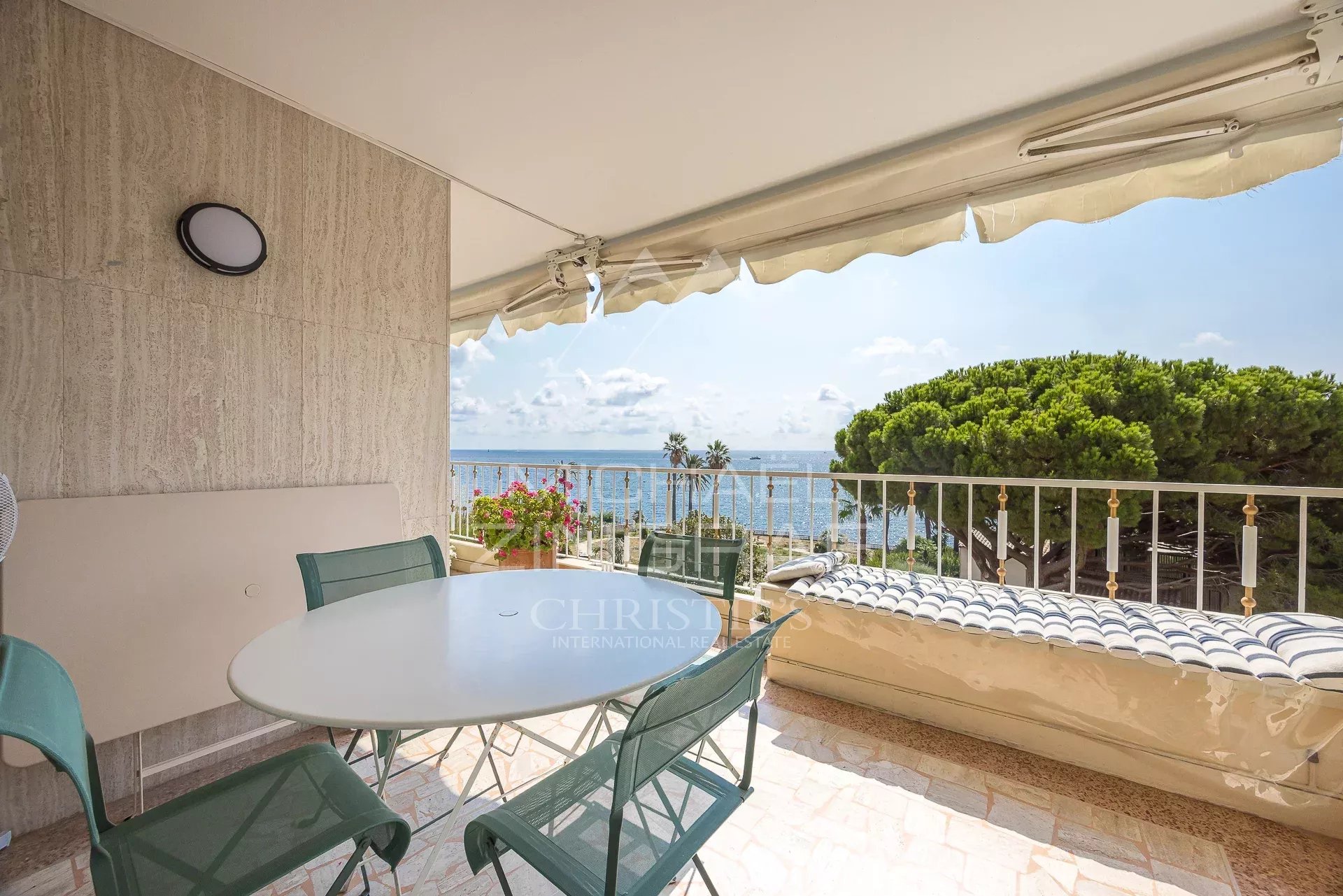 Cannes Palm Beach – Exceptional Apartment with Panoramic Sea View