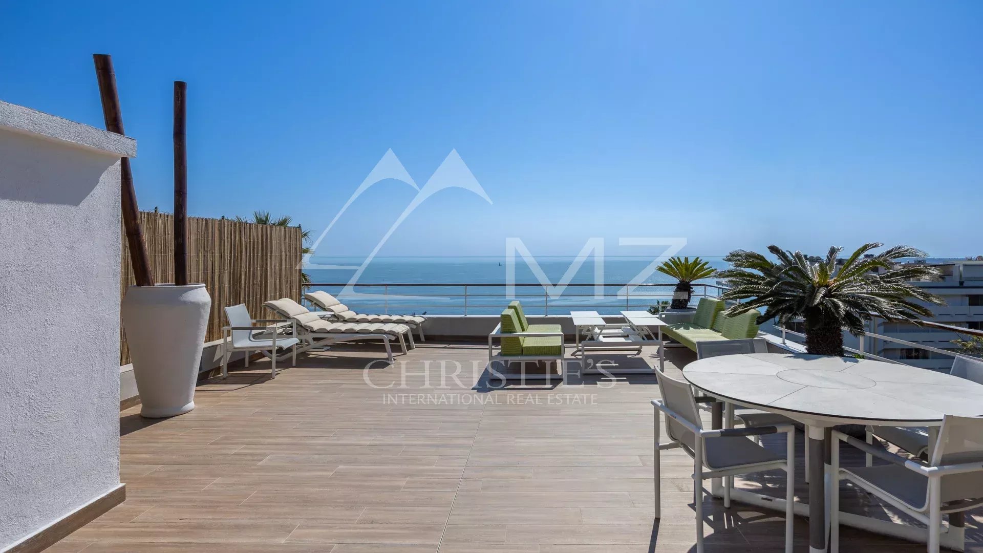 Stunning top-floor flat