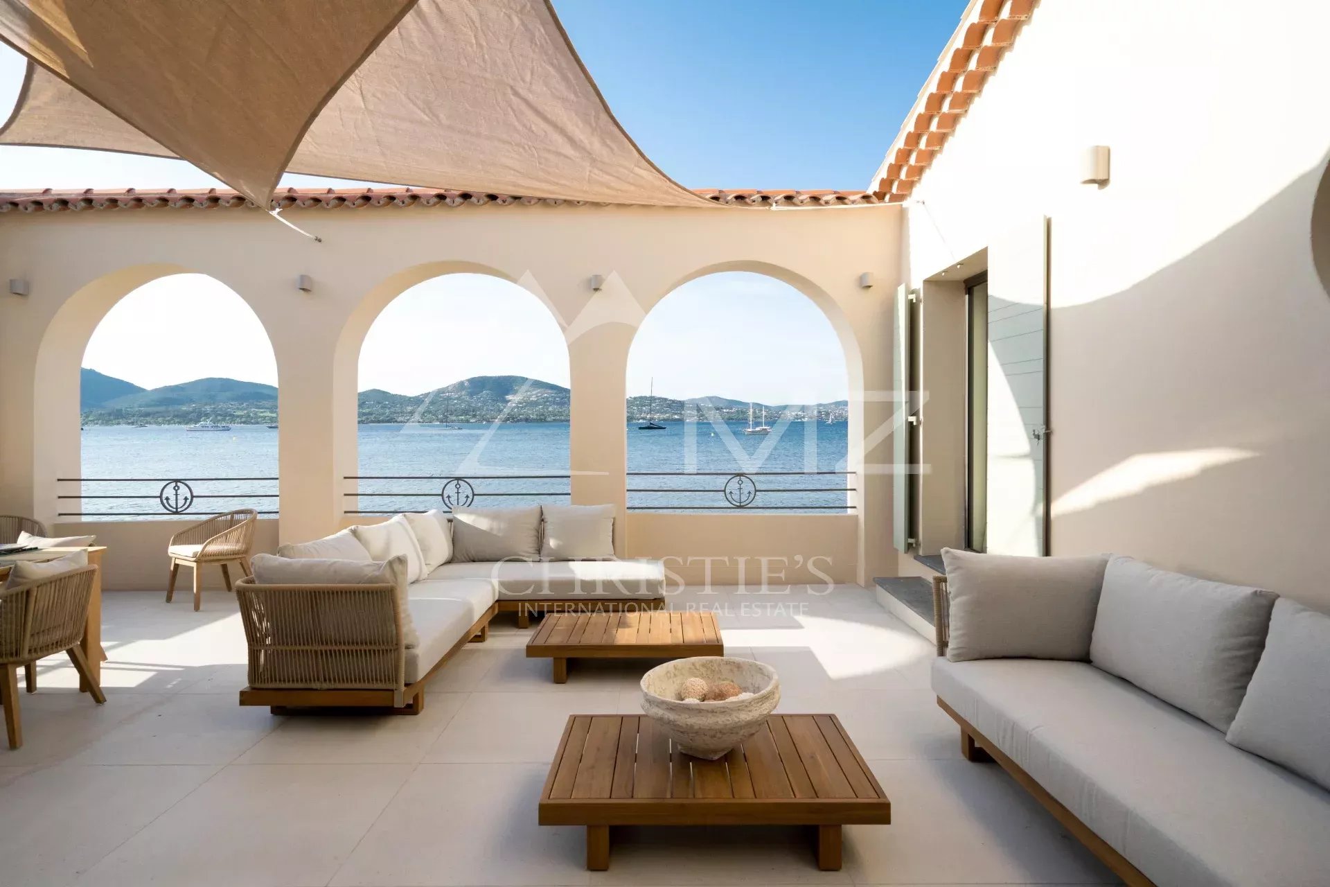 Villa Aqua - Nahe Saint-Tropez - Neue Villa mit den Füßen im Wasser