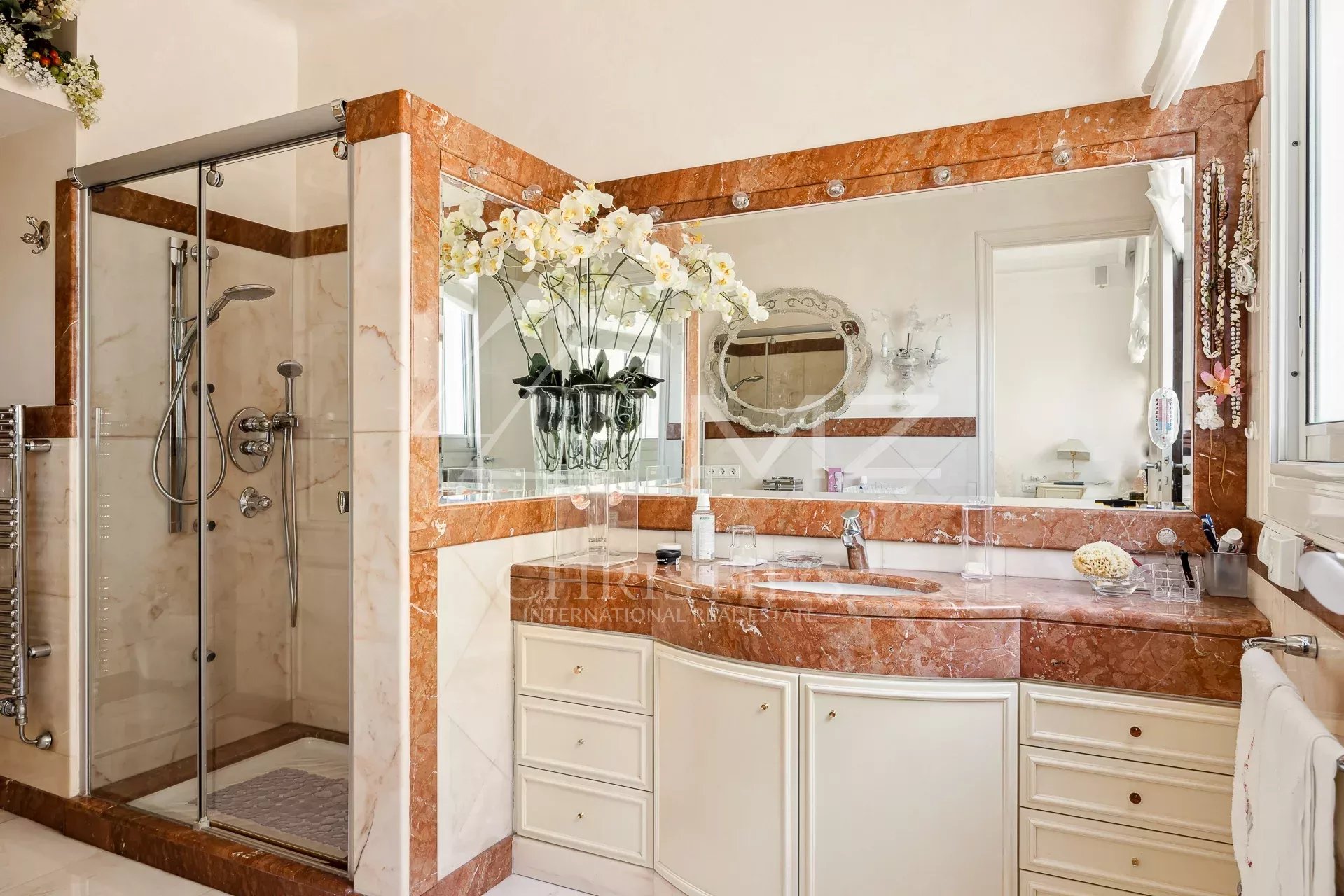 Cannes Croisette – Wunderschöne 270 m² große Wohnung – Atemberaubender Meerblick