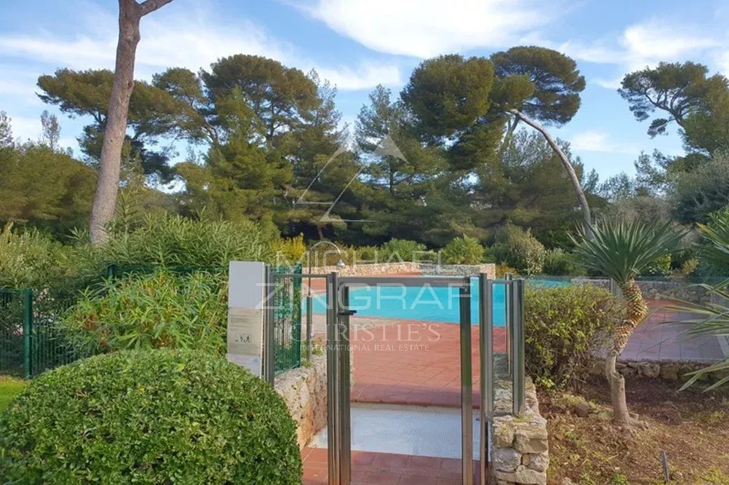 Cap d’Antibes – Élégant appartement vue dégagée échappée mer au cœur d’un parc privé