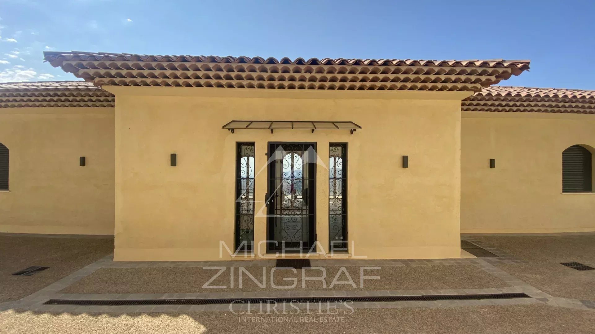 Villa au style épuré sur les balcons de la Riviera