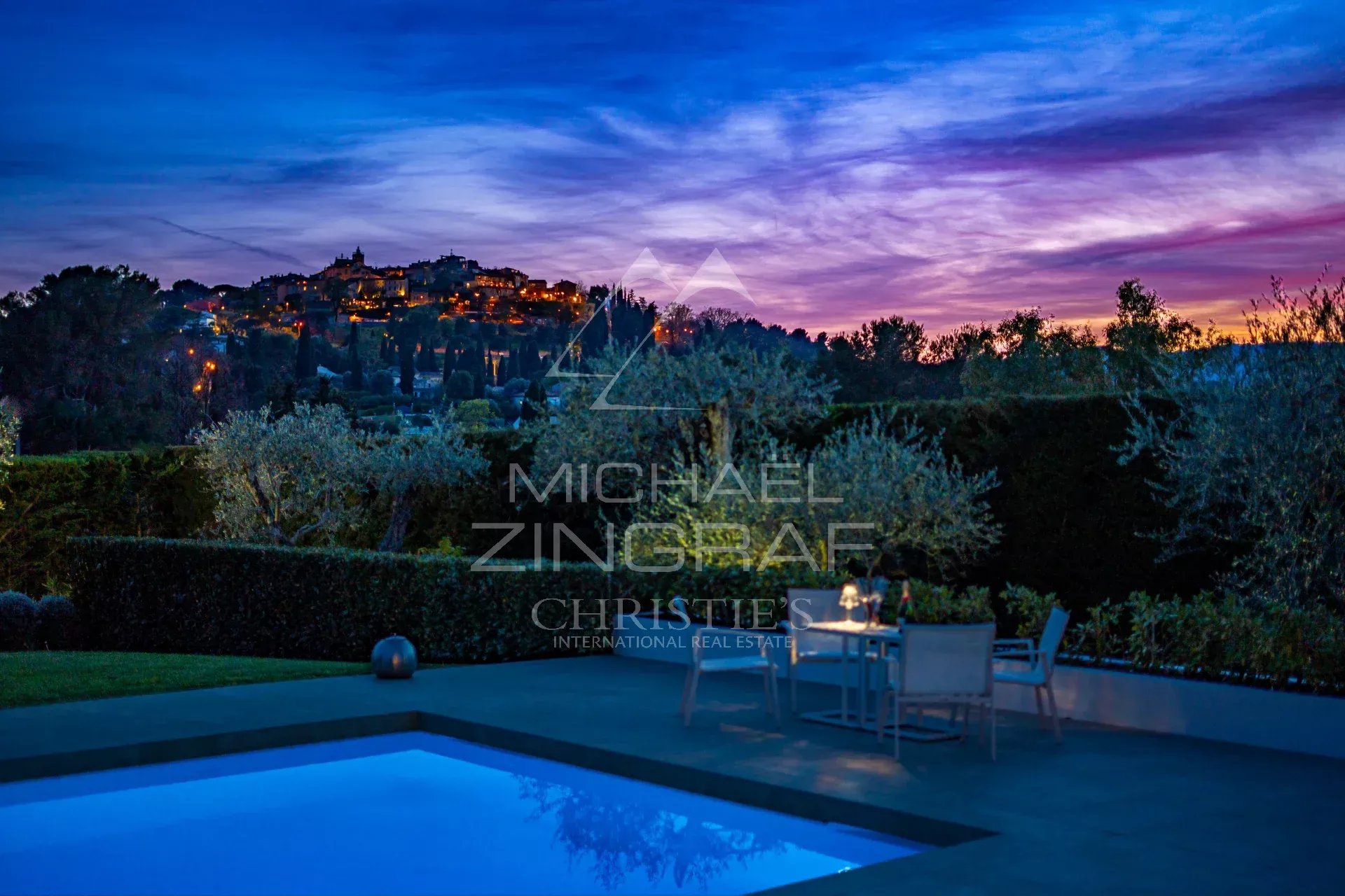 Mougins - Vue panoramique sur le village et la mer
