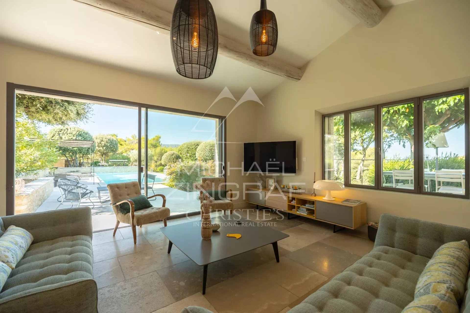 Panoramic views, Provençal elegance, and contemporary comfort with a swimming pool