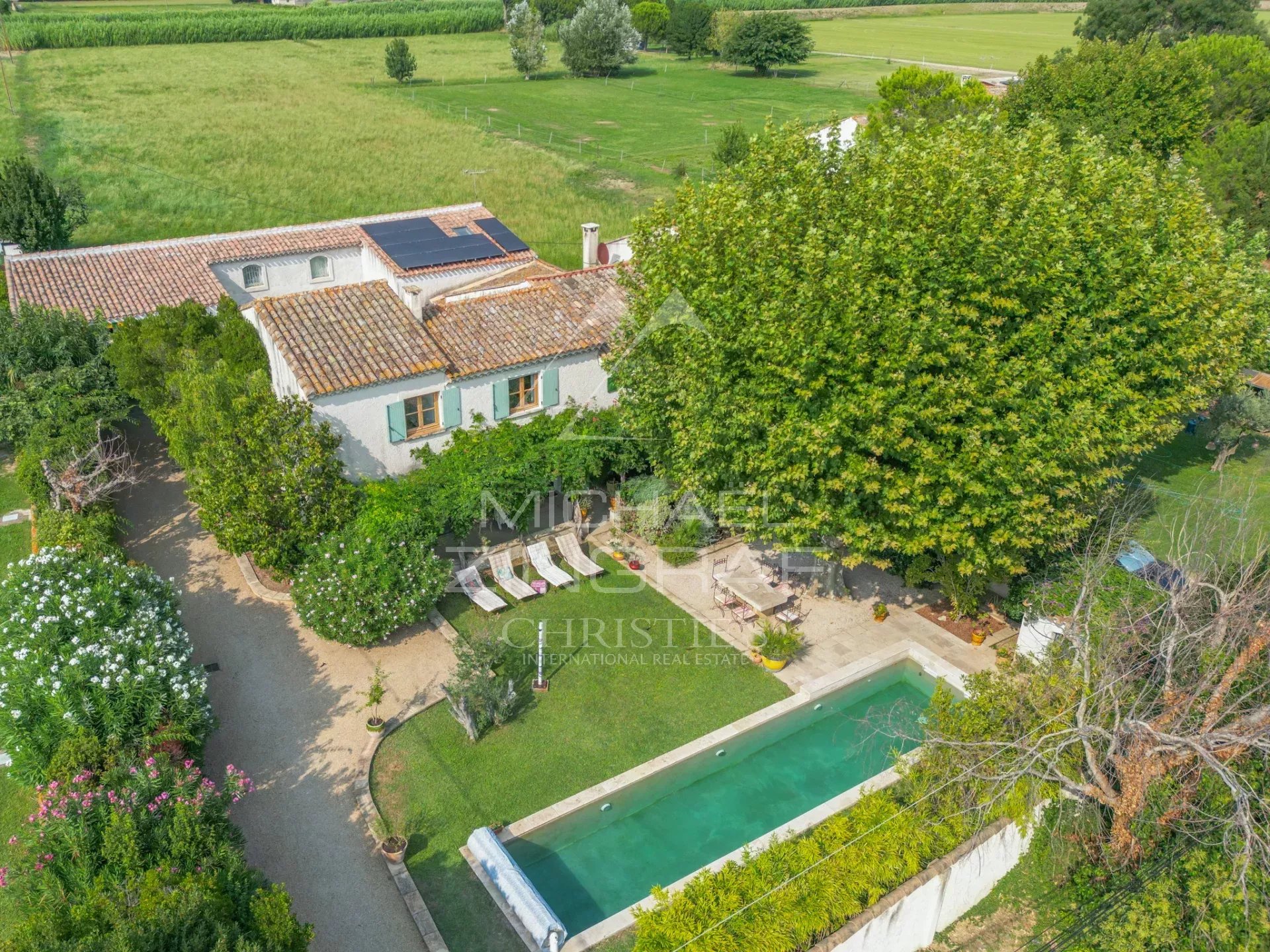 Mas provençal, entre Alpilles et Arles